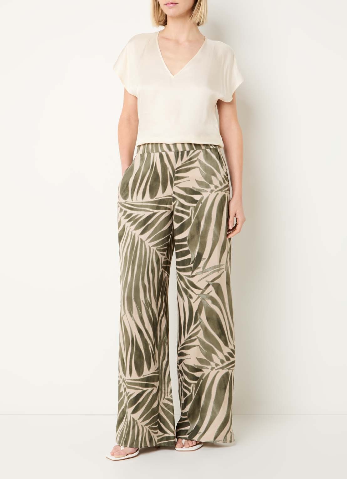 Pennyblack Utilita high waist wide fit broek van satijn met print  - voorkant 4 legergroen