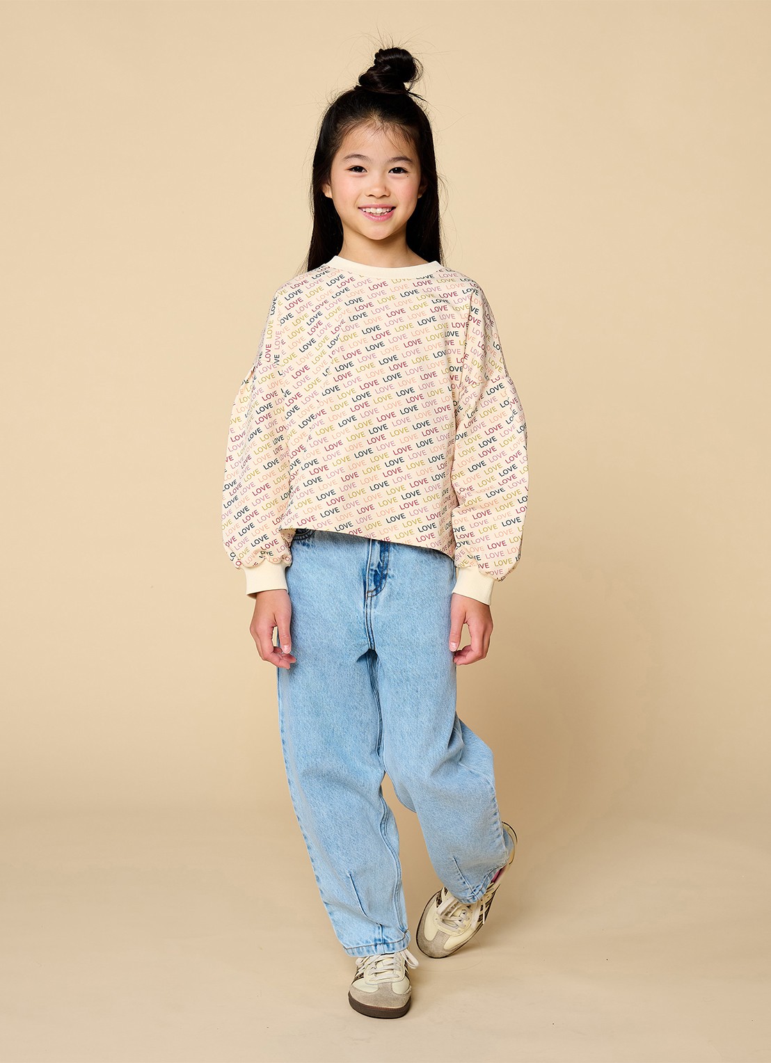 Petit Blush Love sweater met print - voorkant 2 zalmroze