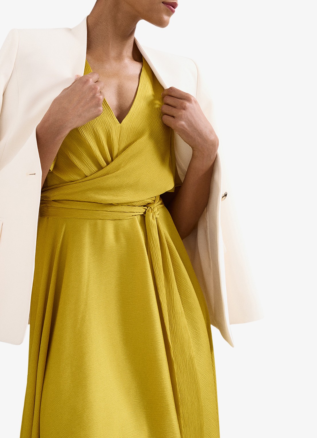 Phase Eight Abbie midi wikkeljurk met V-hals en ceintuur - detail 7 okergeel