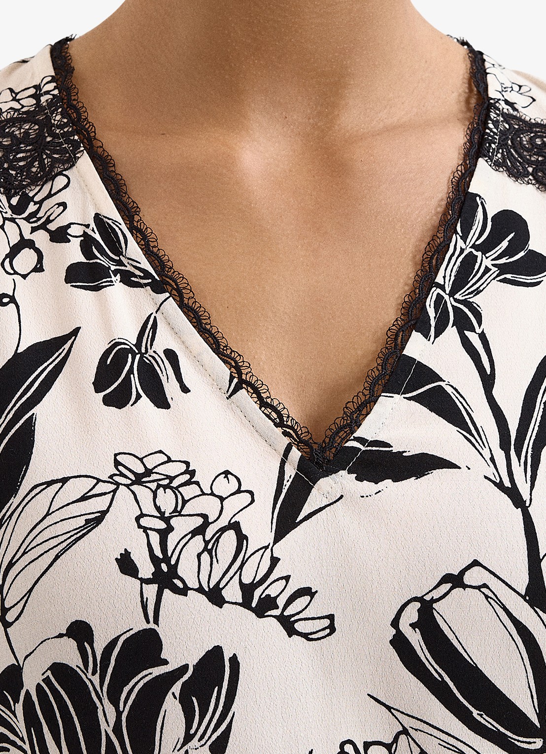 Phase Eight Aisra tuniek met bloemenprint en sjaalkraag - detail 3 zwart