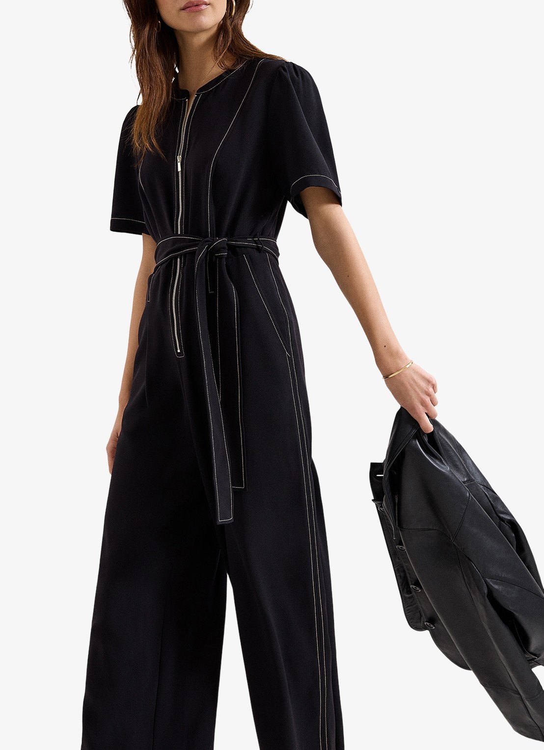 Phase Eight Alix wide fit jumpsuit met strikceintuur - detail 5 zwart
