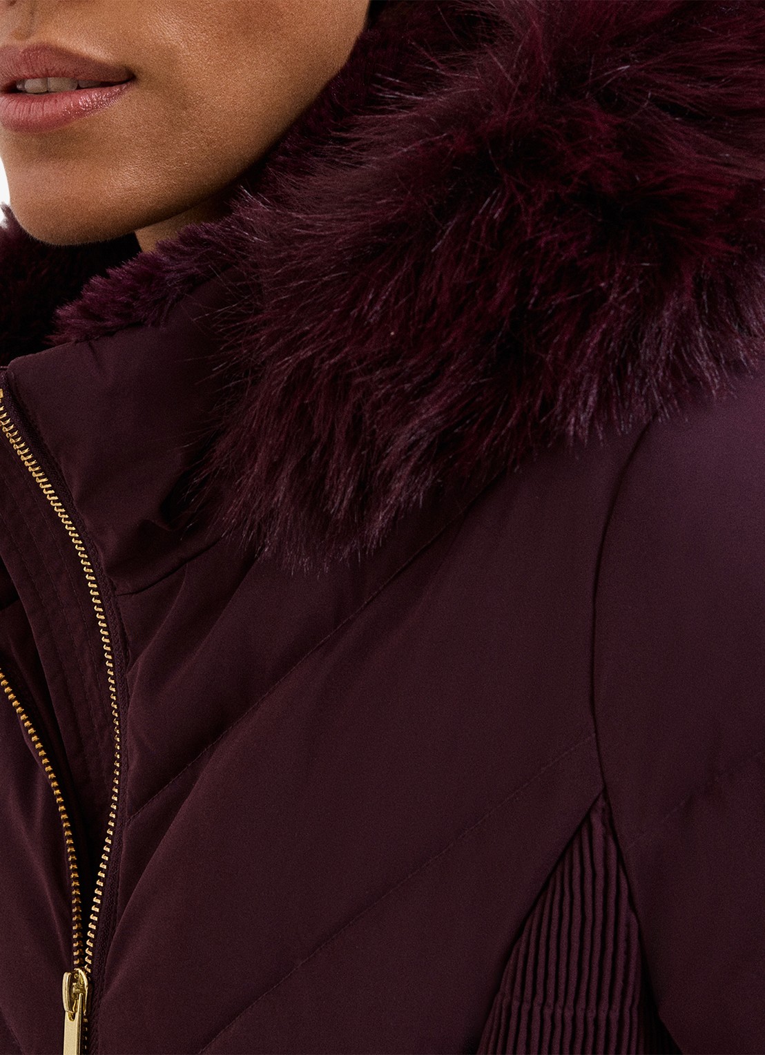 Phase Eight Amber puffer jas met capuchon - detail 2 aubergine