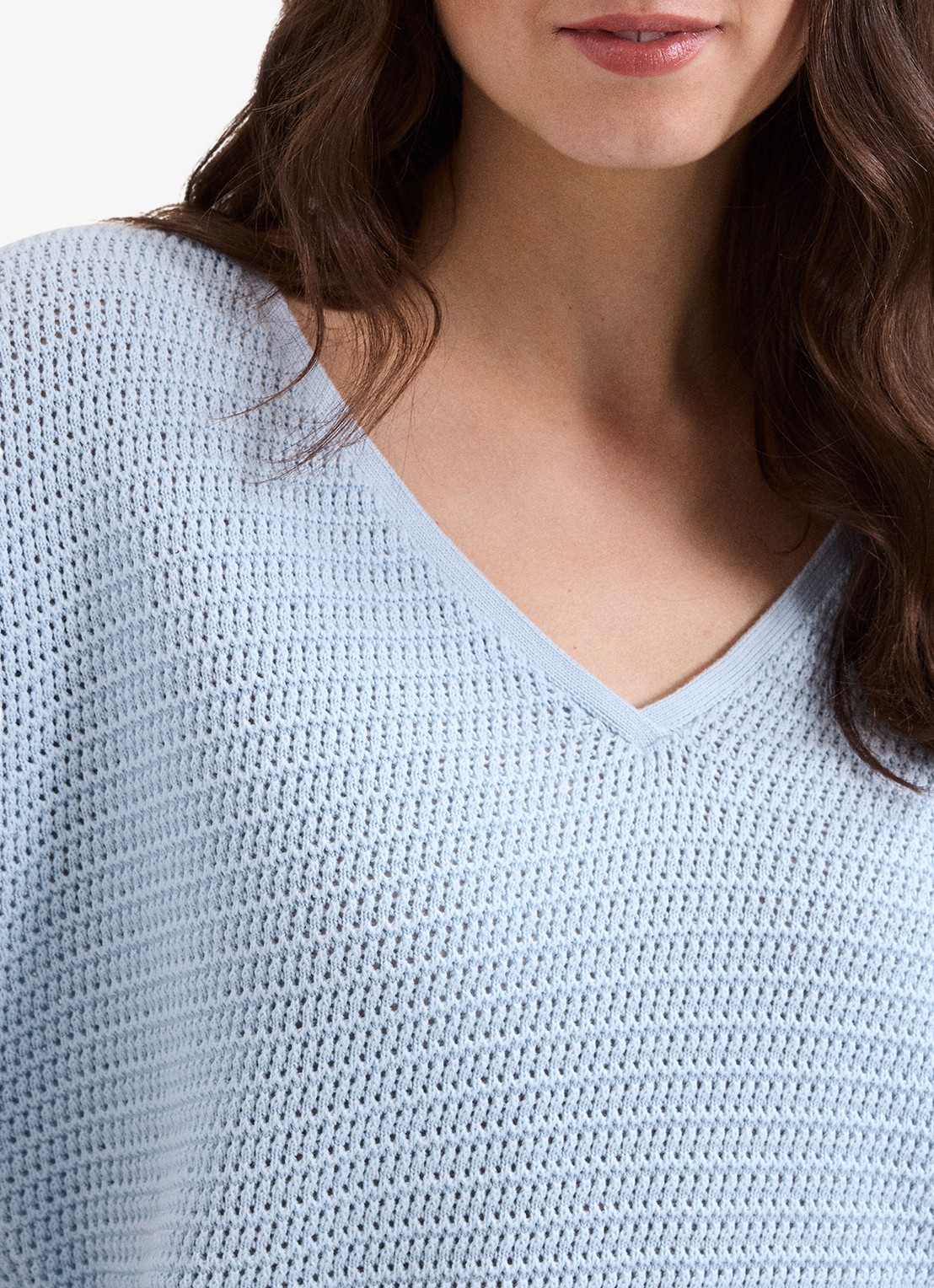 Phase Eight Amira grofgebreide top met V-hals - detail 5 lichtblauw
