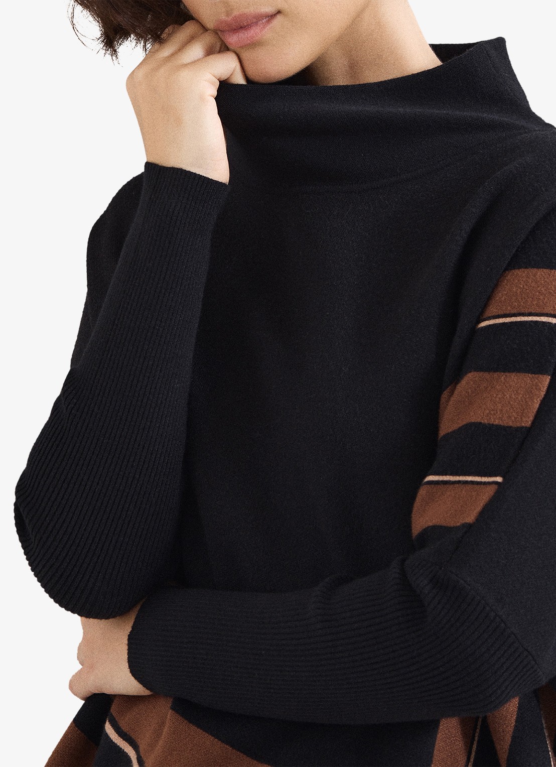 Phase Eight Athena poncho met franjes  - detail 4 zwart