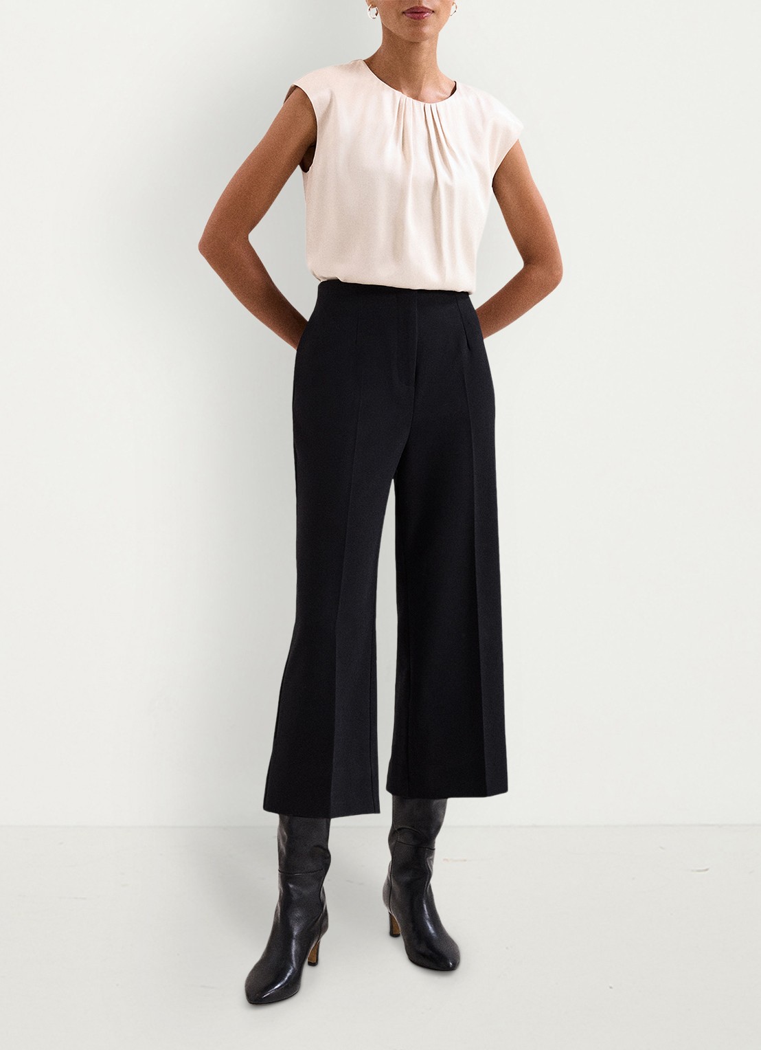 Phase Eight Aubrielle cropped high waist wide fit culotte met steekzakken - voorkant 7 zwart