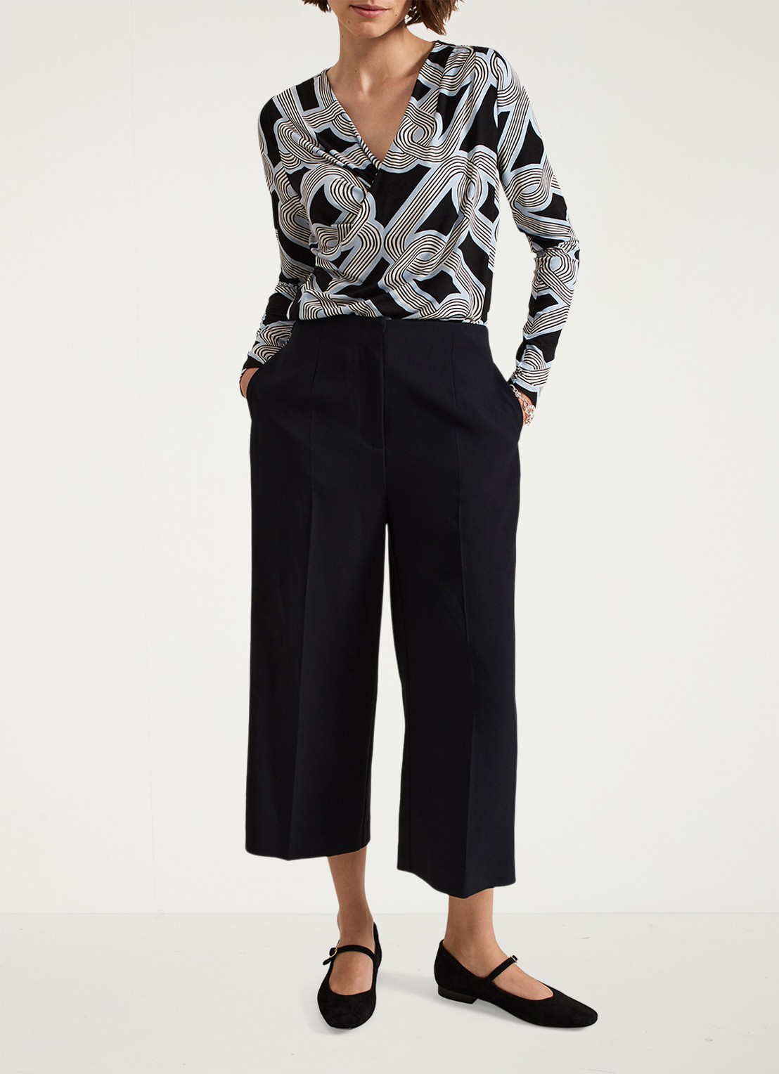 Phase Eight Aubrielle high waist wide fit culotte met steekzakken - voorkant 6 zwart
