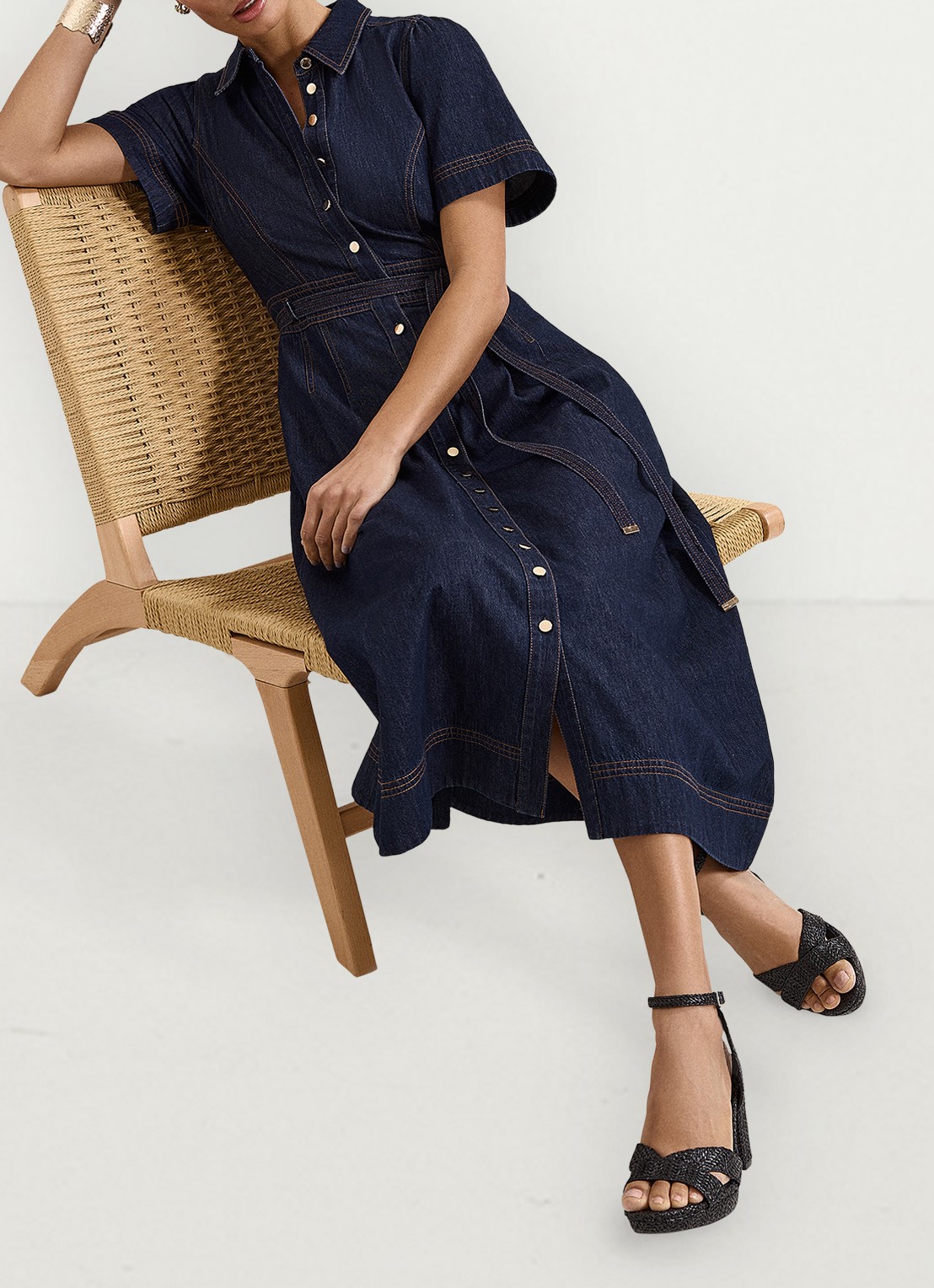 Phase Eight Aven midi blousejurk van denim met strikceintuur - detail 8 donkerblauw