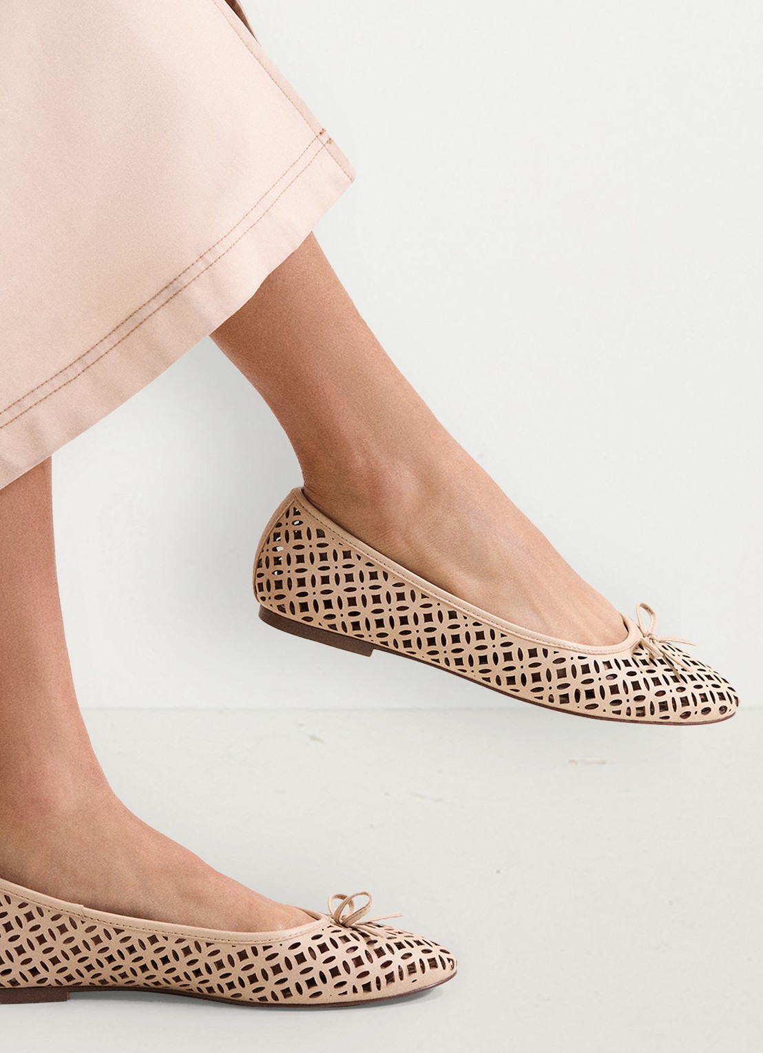 Phase Eight Ballerina van leer - detail 4 creme