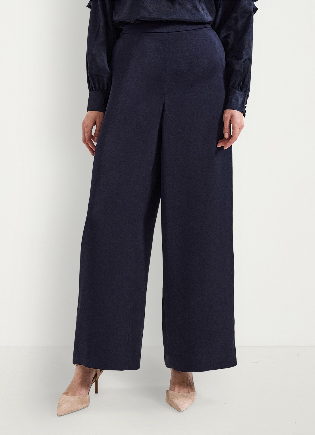Phase Eight Beccy wide fit pantalon van satijn met steekzakken - detail 2 donkerblauw
