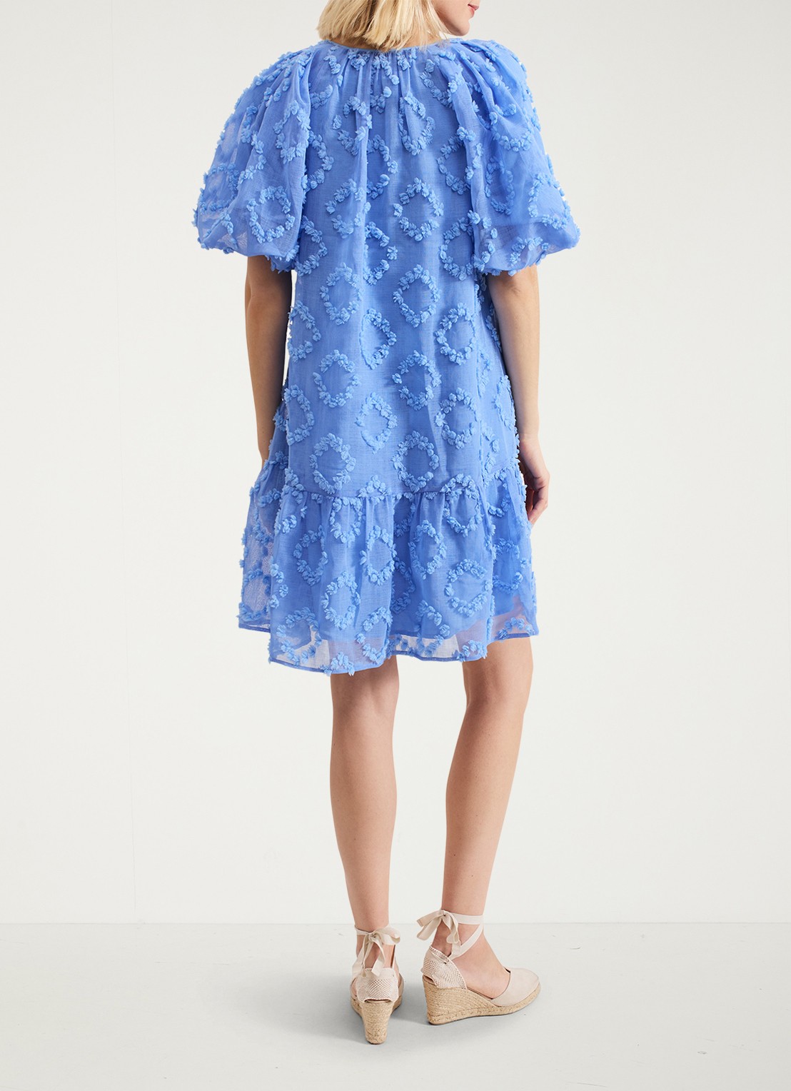 Phase Eight Bella midi jurk met strikkraag en structuur - achterkant donkerblauw