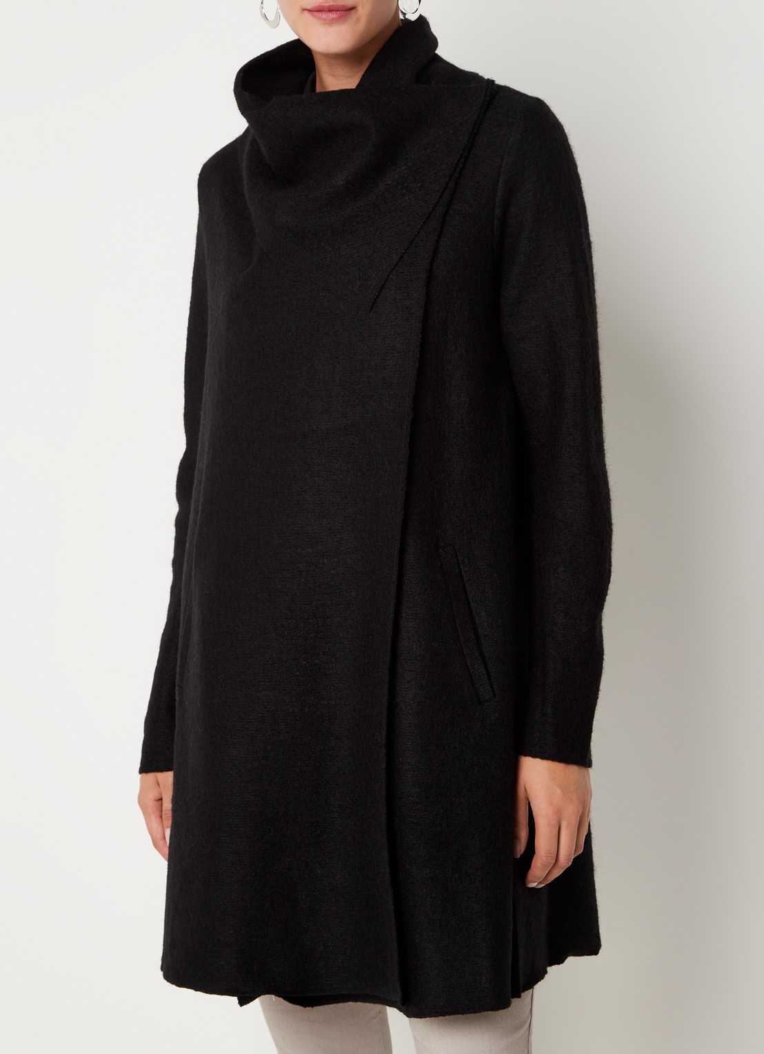 Phase Eight Bellona mantel in wolblend met steekzakken en stretch - detail zwart
