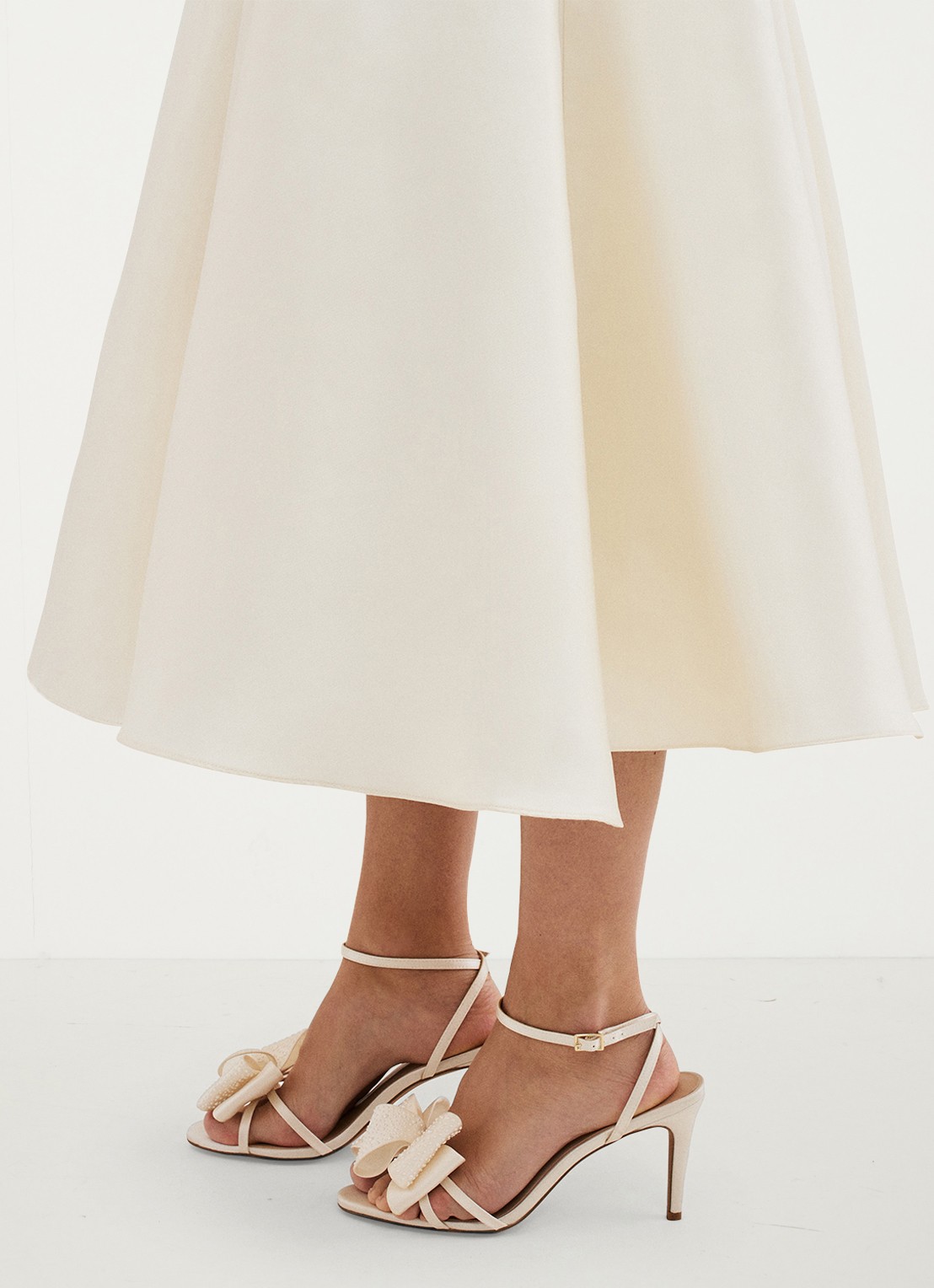 Phase Eight Bow sandalette met strikdetail en studs - voorkant 7 ivoor