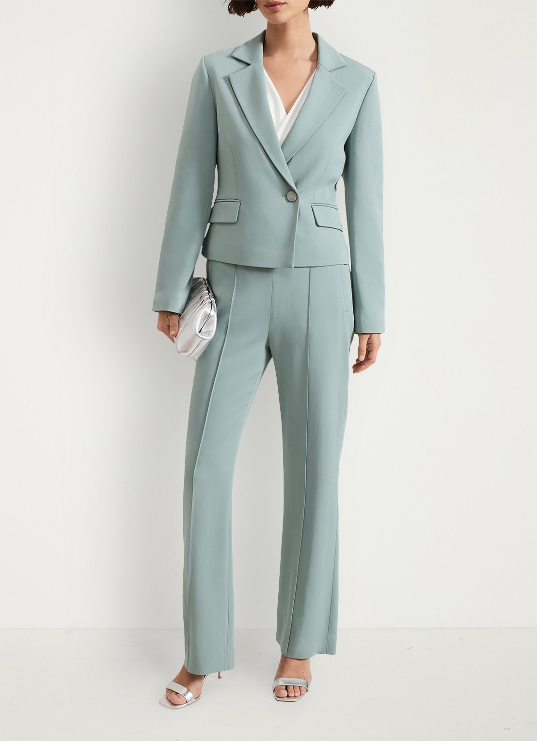 Phase Eight Bowen cropped blazer met klepzakken - voorkant 2 lichtblauw