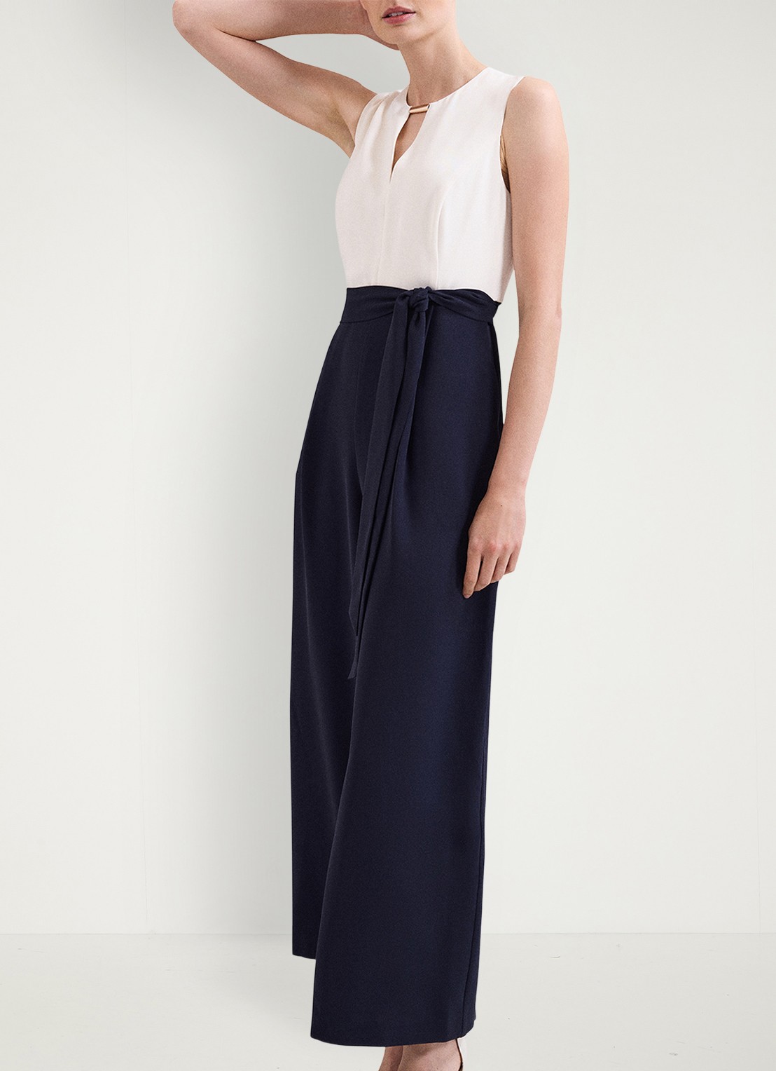 Phase Eight Brylee jumpsuit met strikceintuur - voorkant 8 donkerblauw