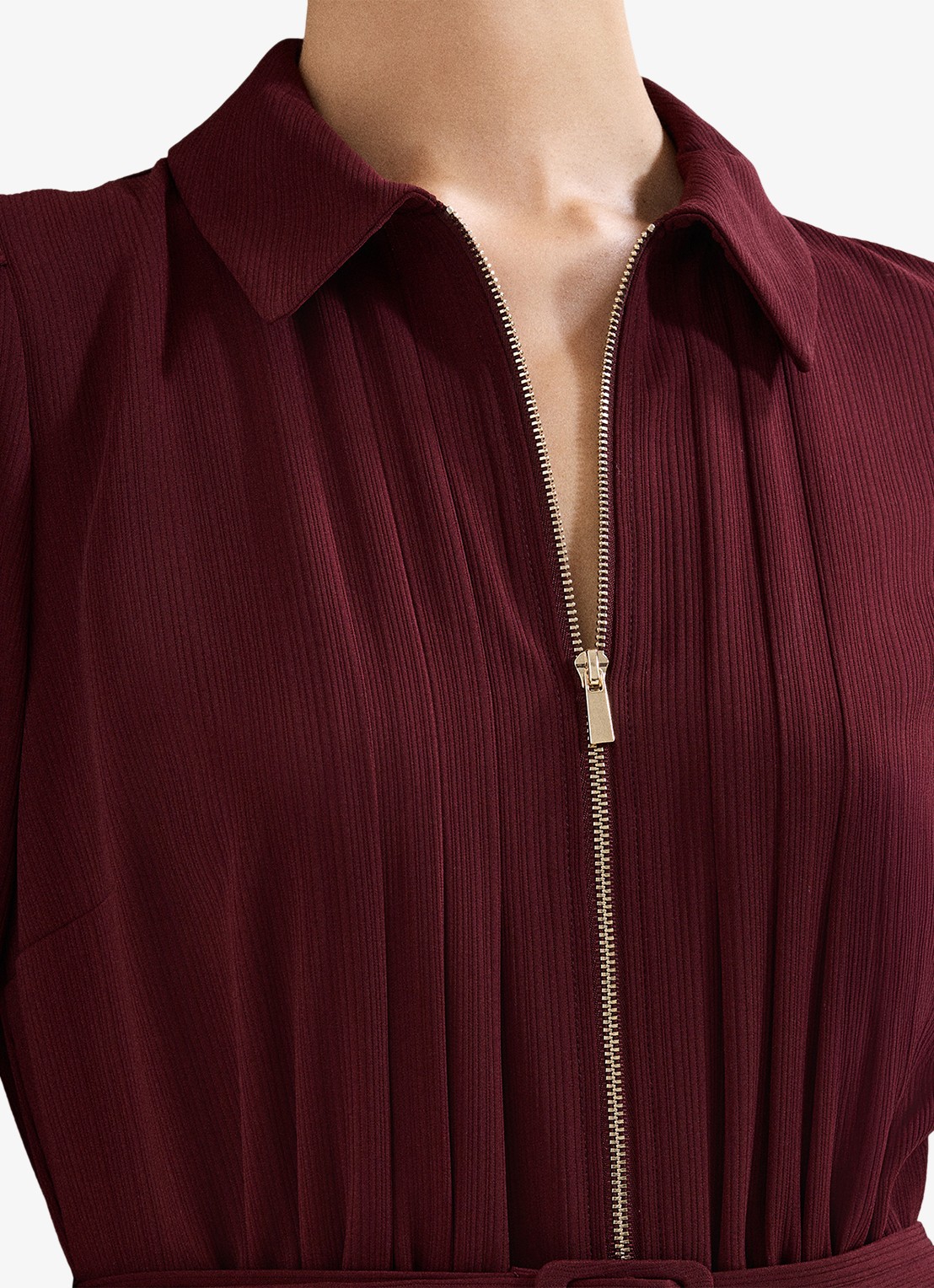 Phase Eight Candice jumpsuit met pofmouw - detail 2 bordeauxrood