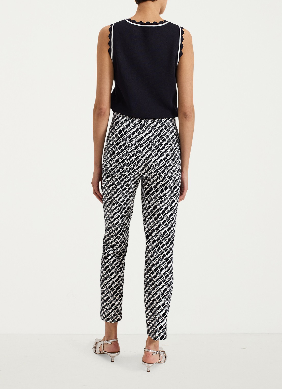 Phase Eight Carmella high waist slim fit cropped pantalon met grafische print - achterkant donkerblauw