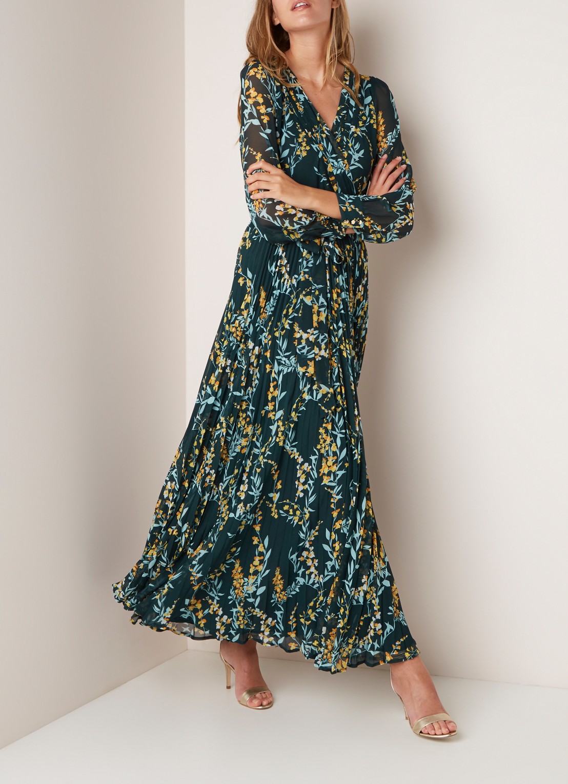 Phase Eight Carmen maxi jurk met plissé en strikceintuur - voorkant 2 flessengroen