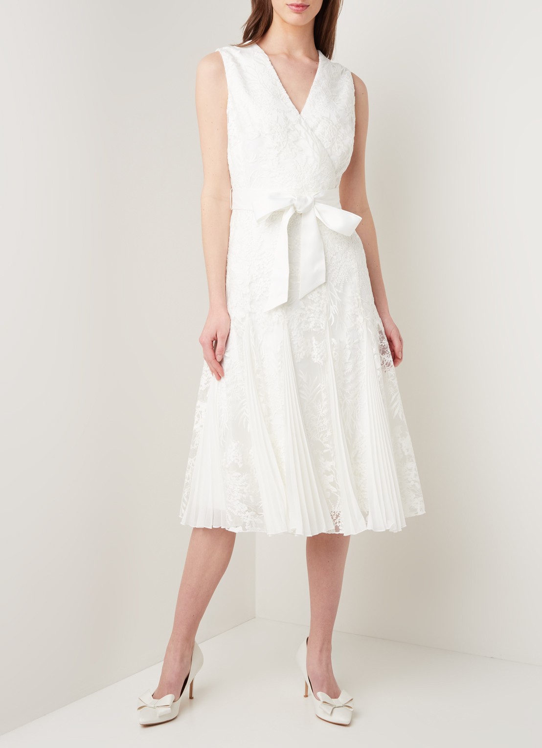 Phase Eight Caterina trouwjurk van kant met plissé  - voorkant 3 gebroken wit