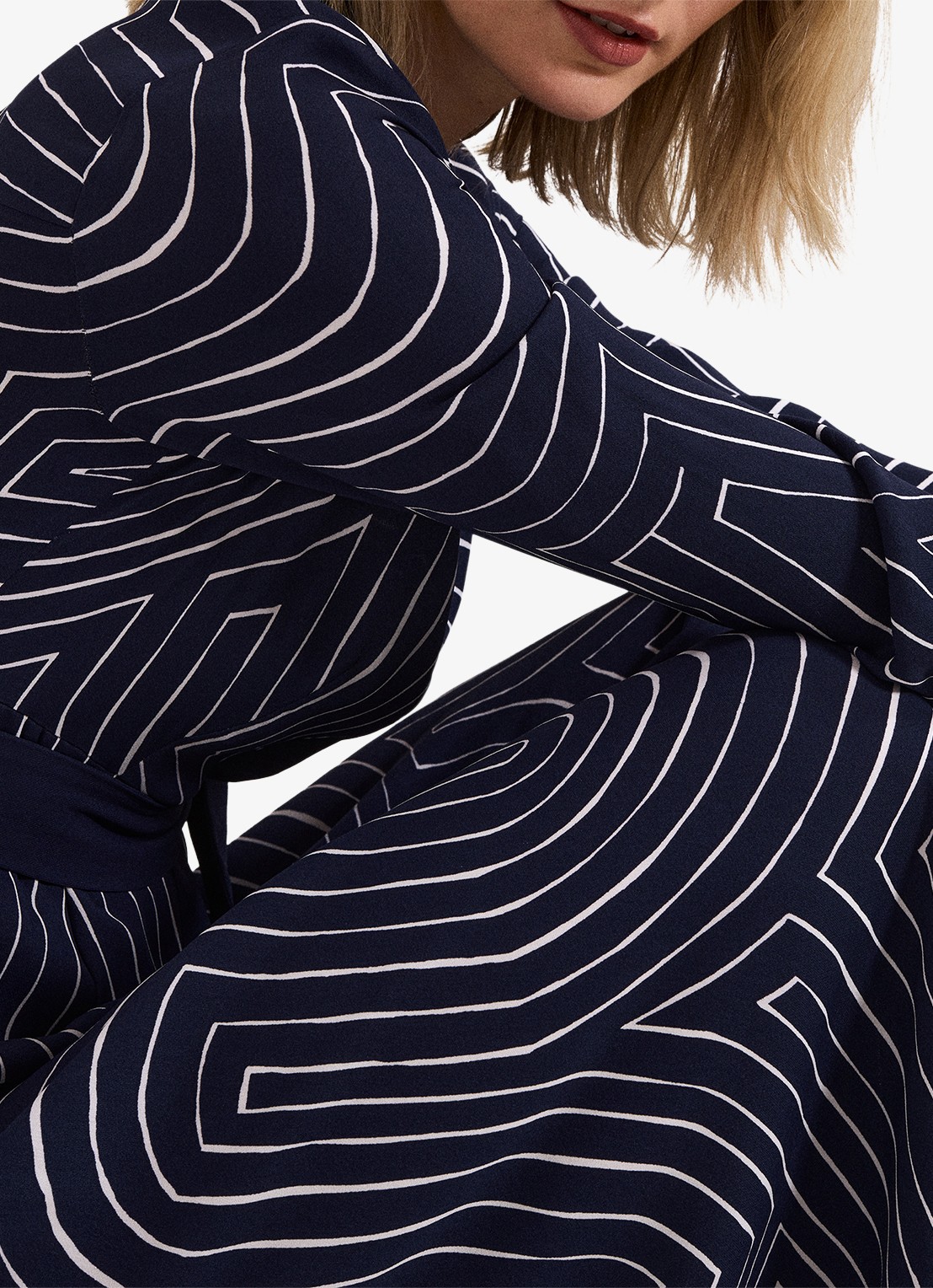 Phase Eight Charlotte midi jurk met grafische print - detail 6 donkerblauw