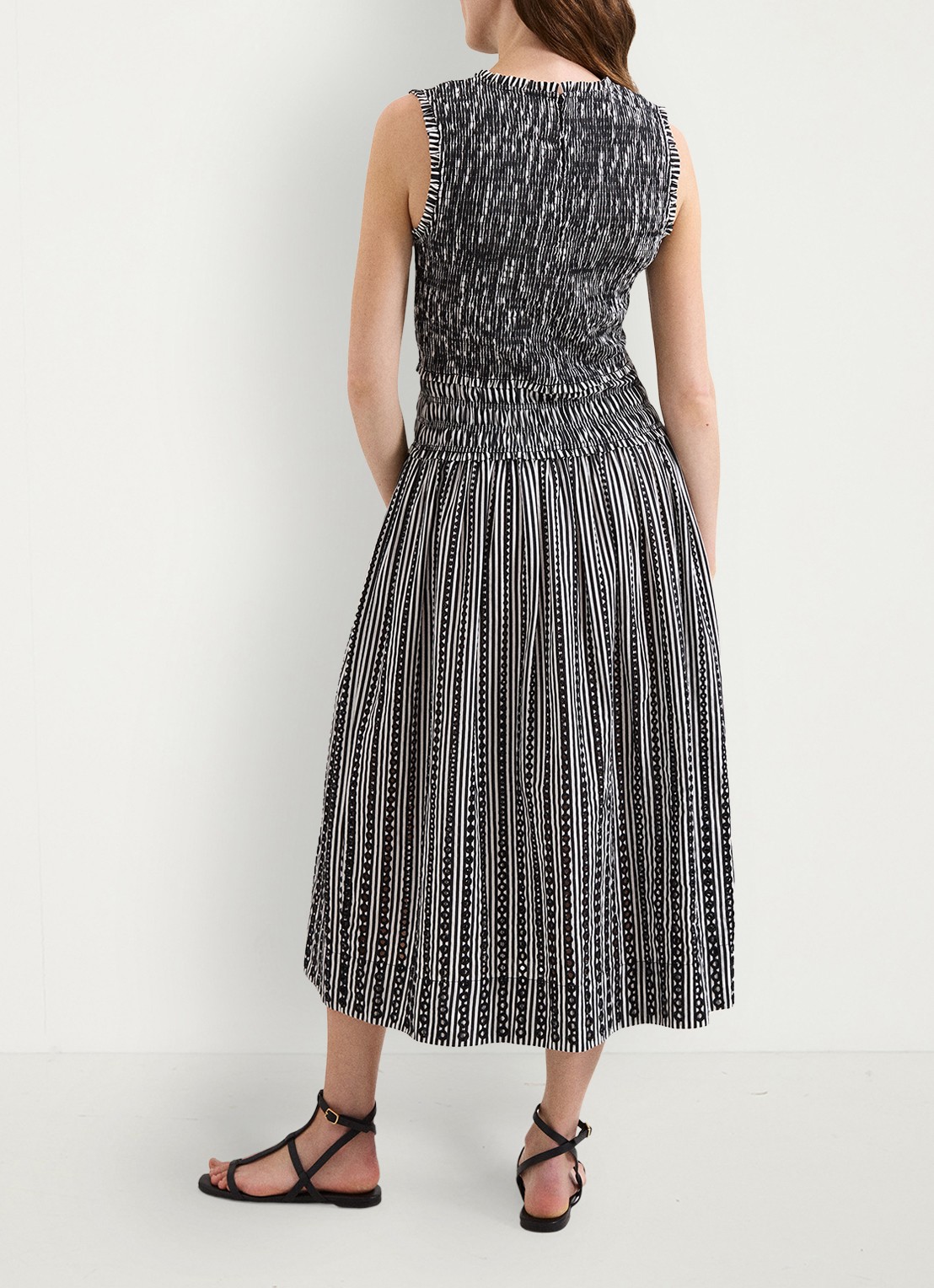 Phase Eight Chiara midi jurk met smockwerk en print - achterkant zwart
