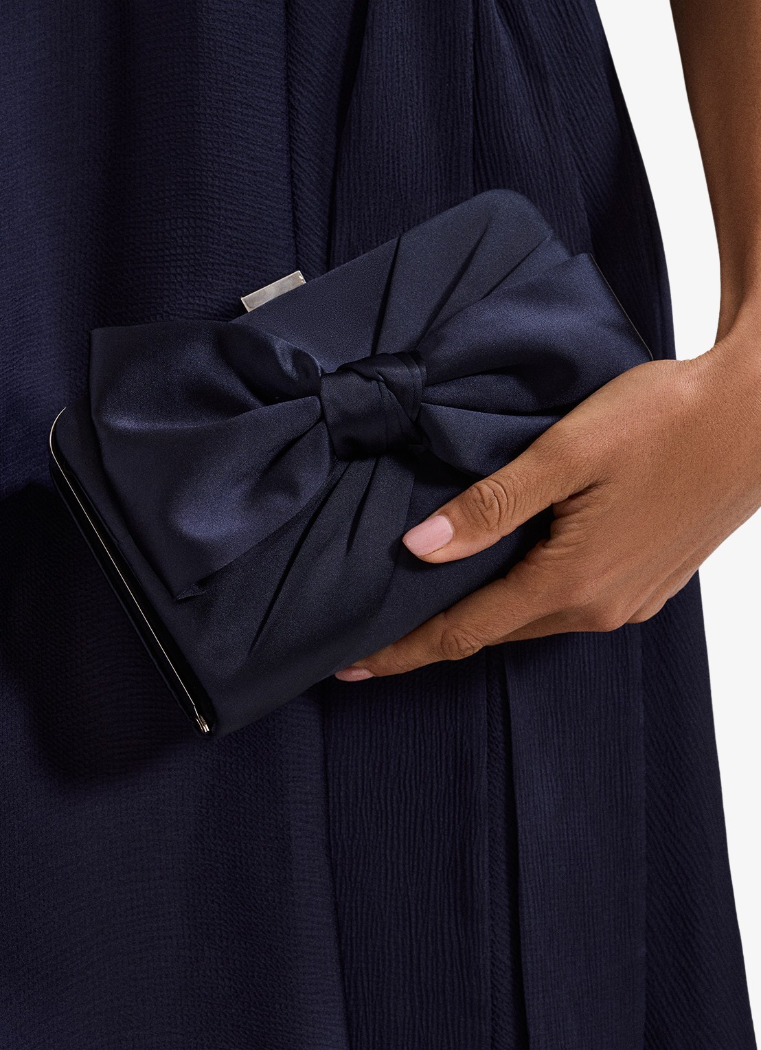 Phase Eight Clutch met strik detail - detail 3 donkerblauw