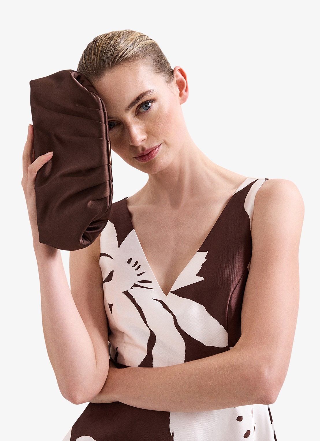 Phase Eight Clutch van satijn met afneembare schouderriem - detail 2 bruin