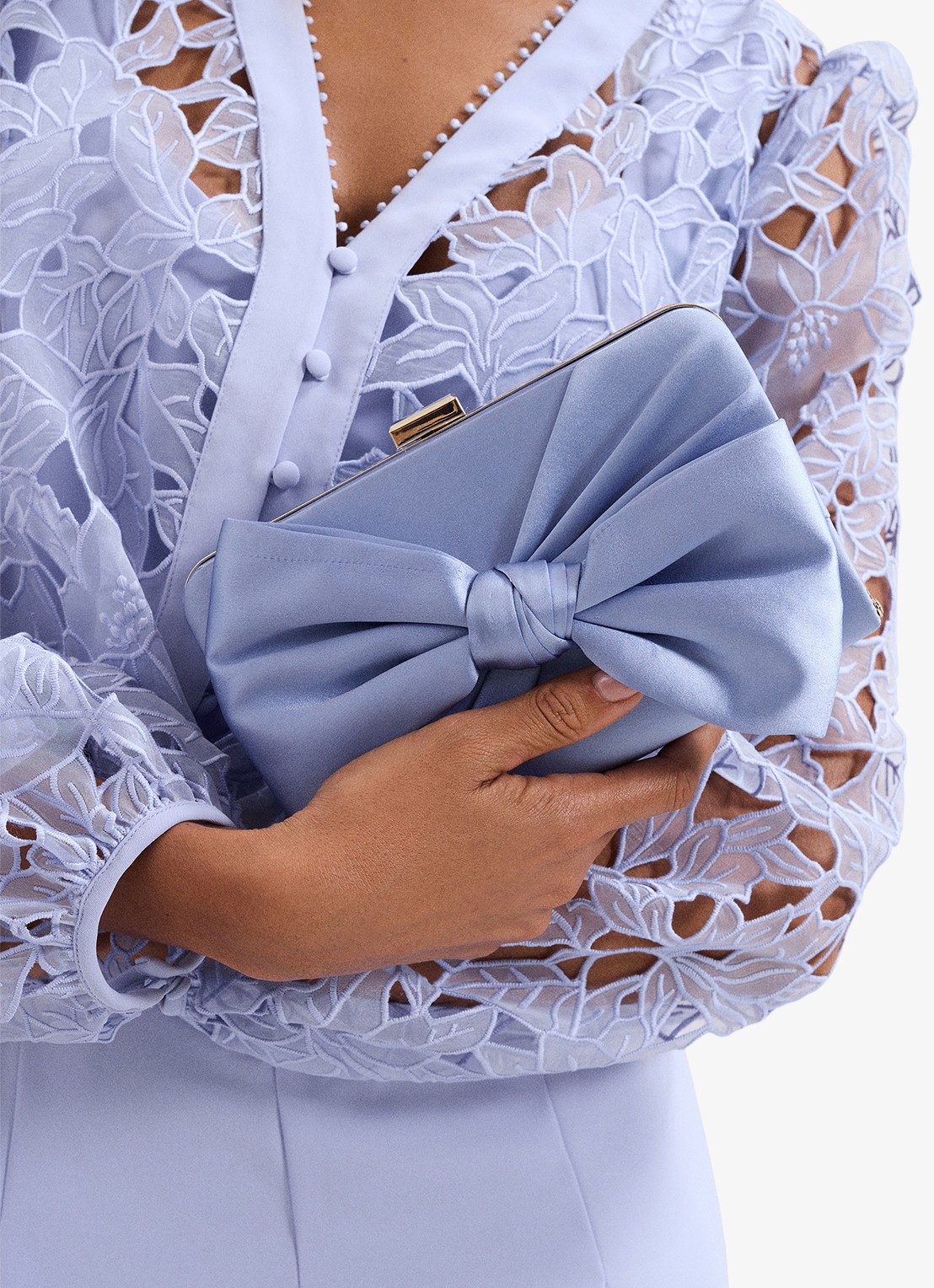 Phase Eight Clutch van satijn met strikdetail - detail 7 lichtblauw