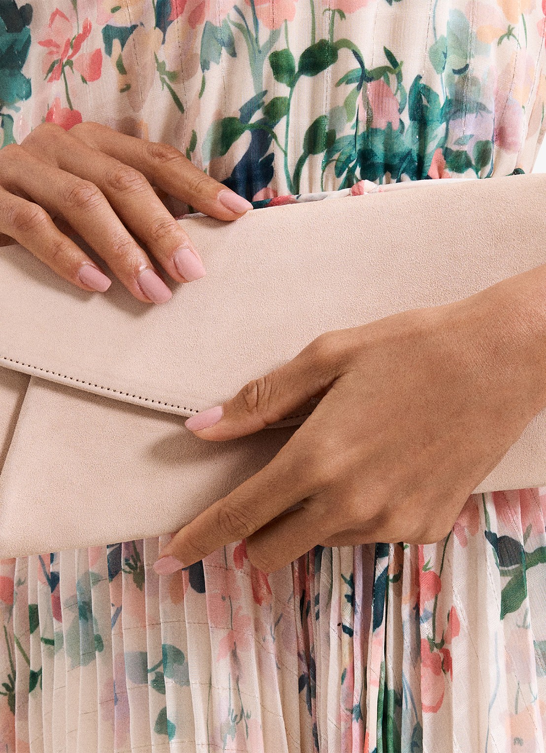 Phase Eight Clutch van suède met afneembare schouderriem - detail 6 creme