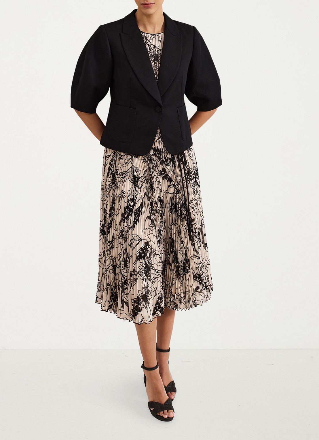 Phase Eight Coniston blazer met opgestikte zakken - voorkant 2 zwart