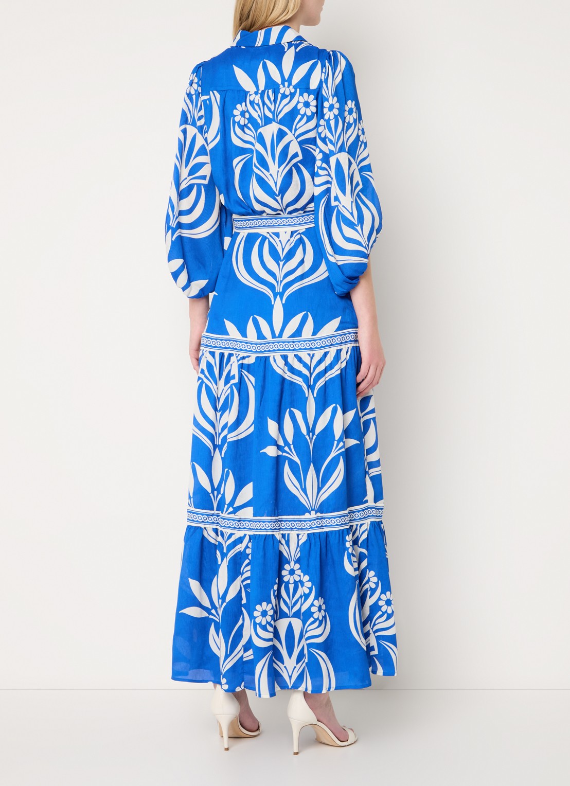 Phase Eight Coralie maxi blousejurk met print en strikceintuur - achterkant kobaltblauw