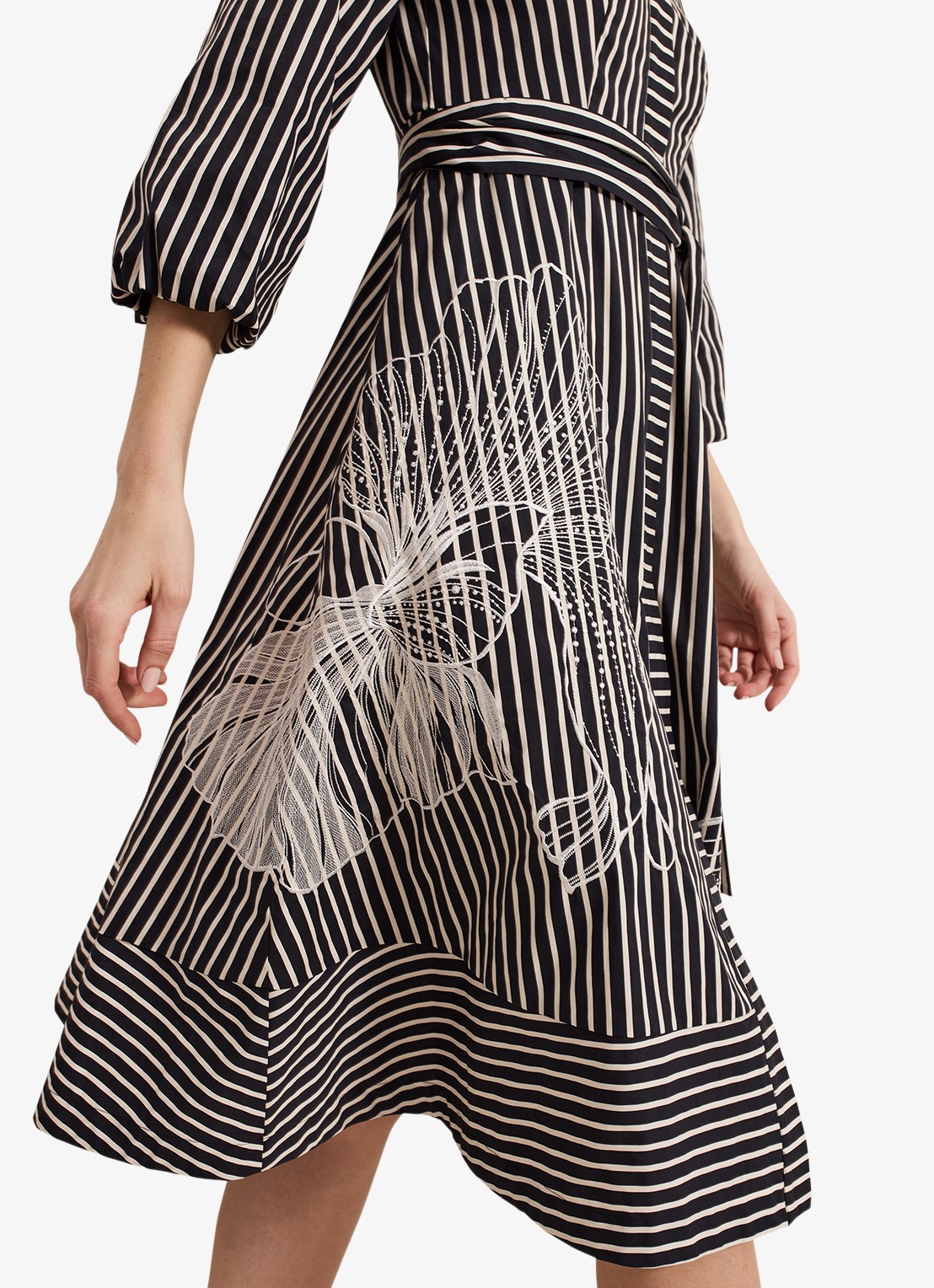 Phase Eight Corina midi blousejurk met print en strikceintuur - detail 6 zwart