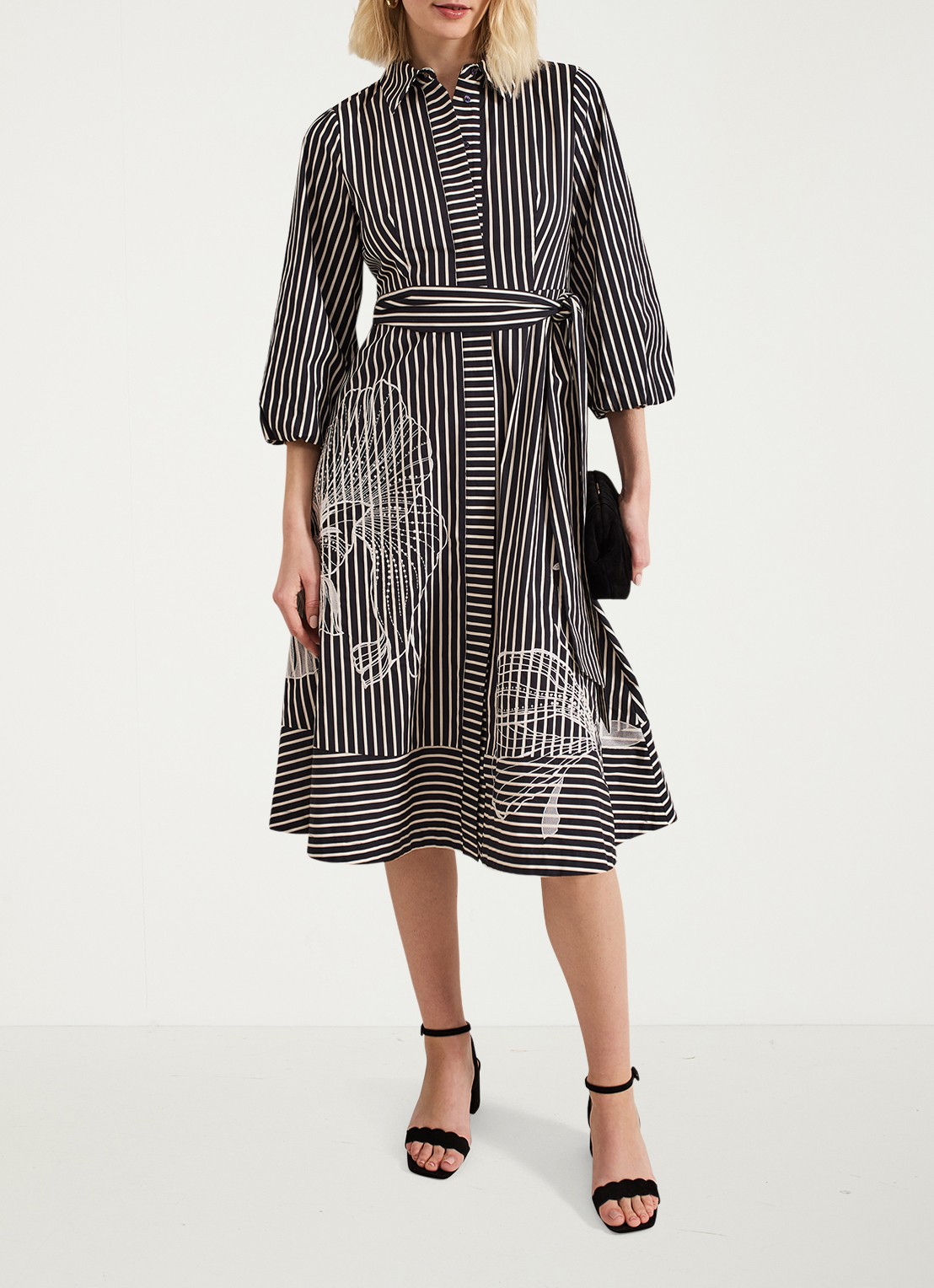 Phase Eight Corina midi blousejurk met print en strikceintuur - voorkant 2 zwart