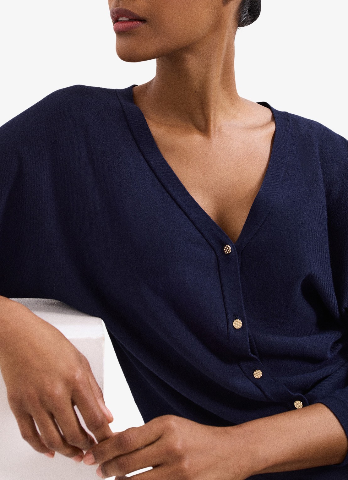 Phase Eight Cristine fijngebreid vest met vleermuismouw - detail 5 donkerblauw