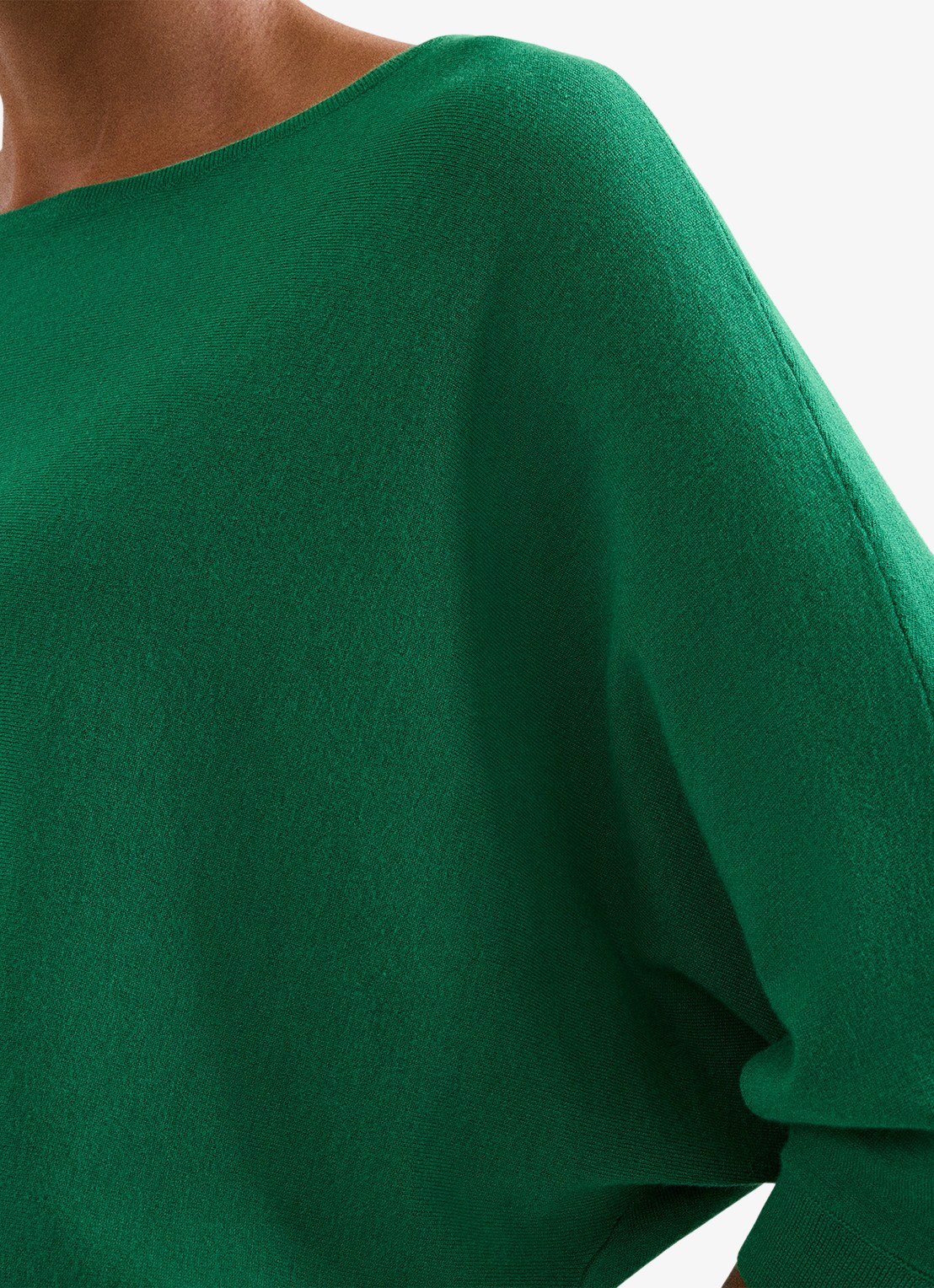 Phase Eight Cristine fijngebreide trui met boothals - detail 3 groen