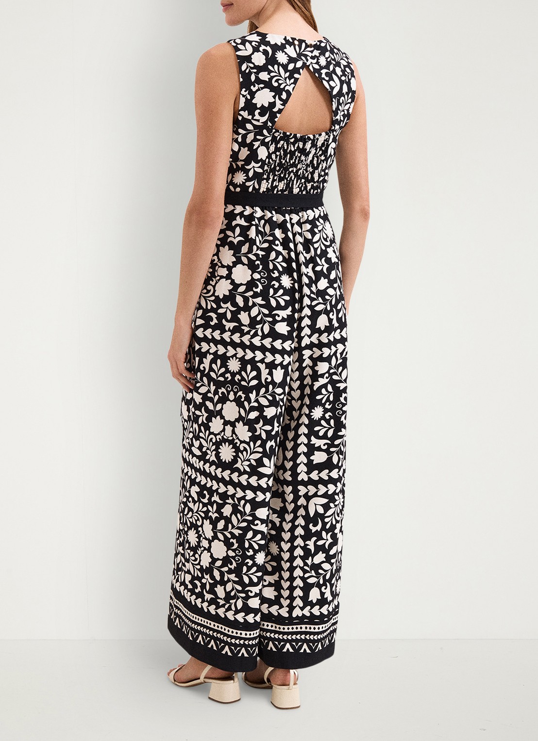 Phase Eight Cyra wide fit jumpsuit met bloemenprint en strikceintuur - achterkant zwart