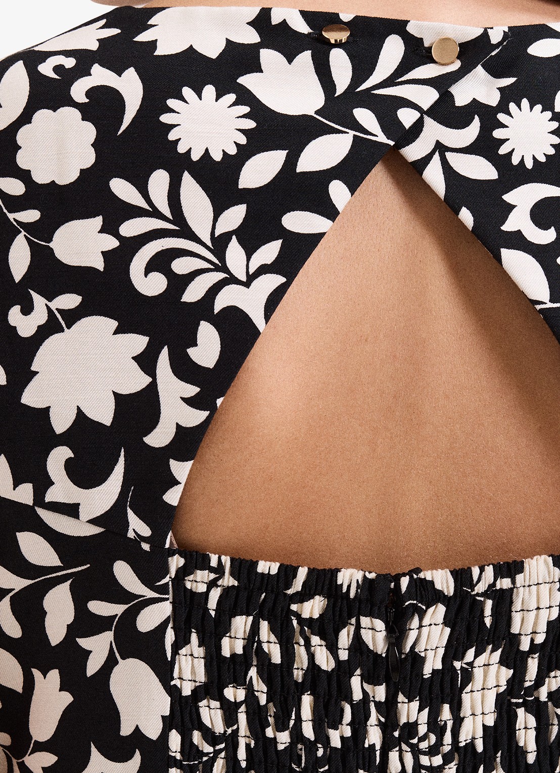 Phase Eight Cyra wide fit jumpsuit met bloemenprint en strikceintuur - detail 5 zwart