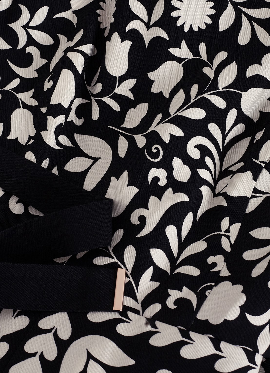Phase Eight Cyra wide fit jumpsuit met bloemenprint en strikceintuur - detail 6 zwart