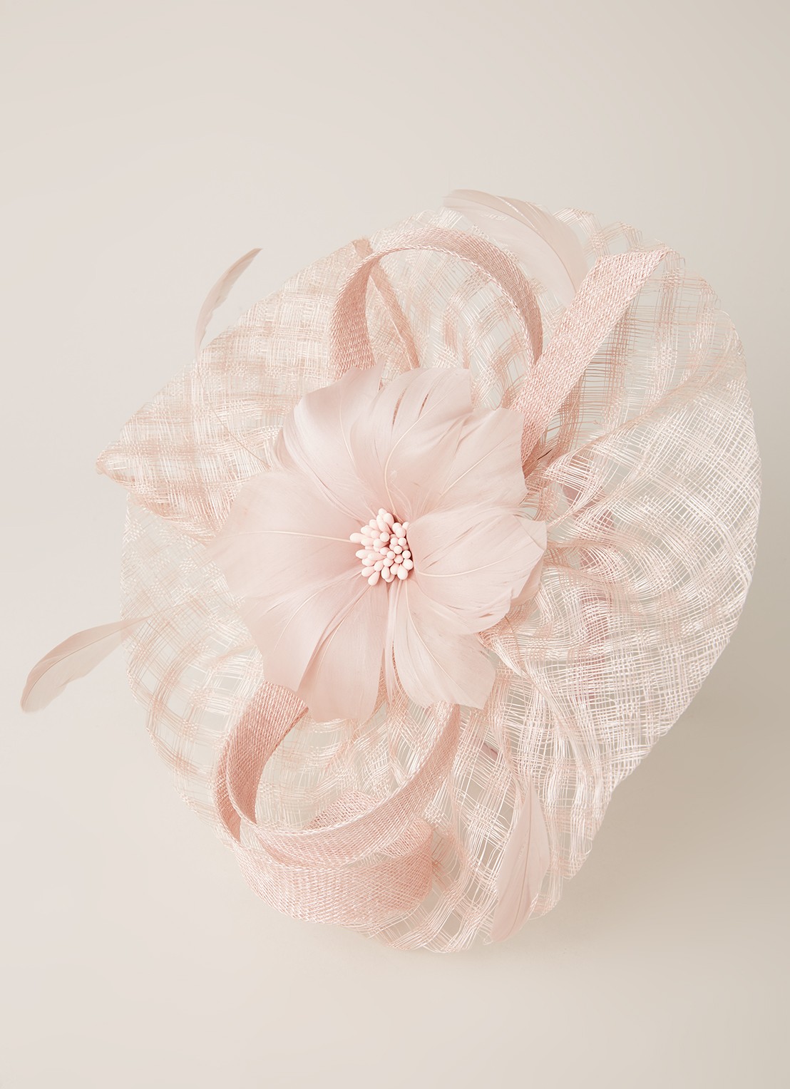 Phase Eight Danna Flower Disc Fascinator haarband met veren - detail lichtroze