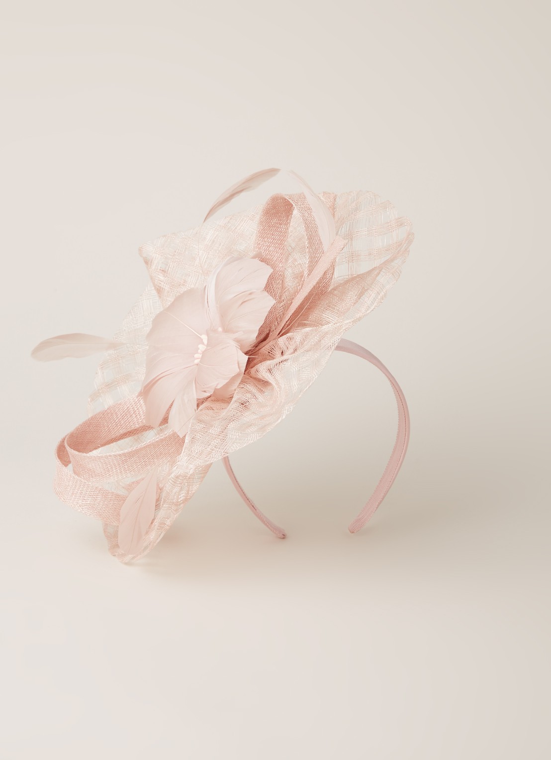 Phase Eight Danna Flower Disc Fascinator haarband met veren - voorkant 3 lichtroze
