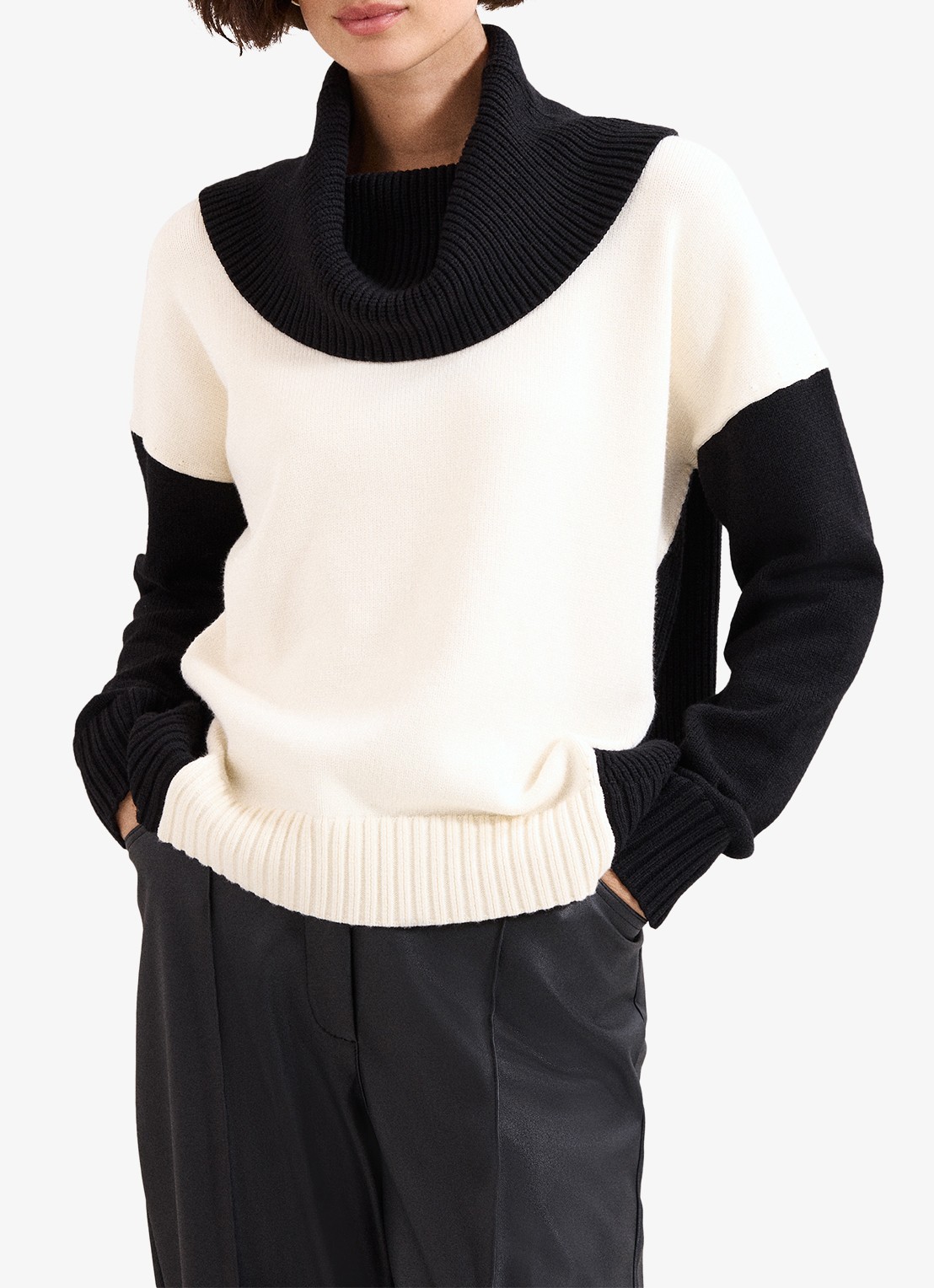 Phase Eight Dara ribgebreide trui met col - detail zwart