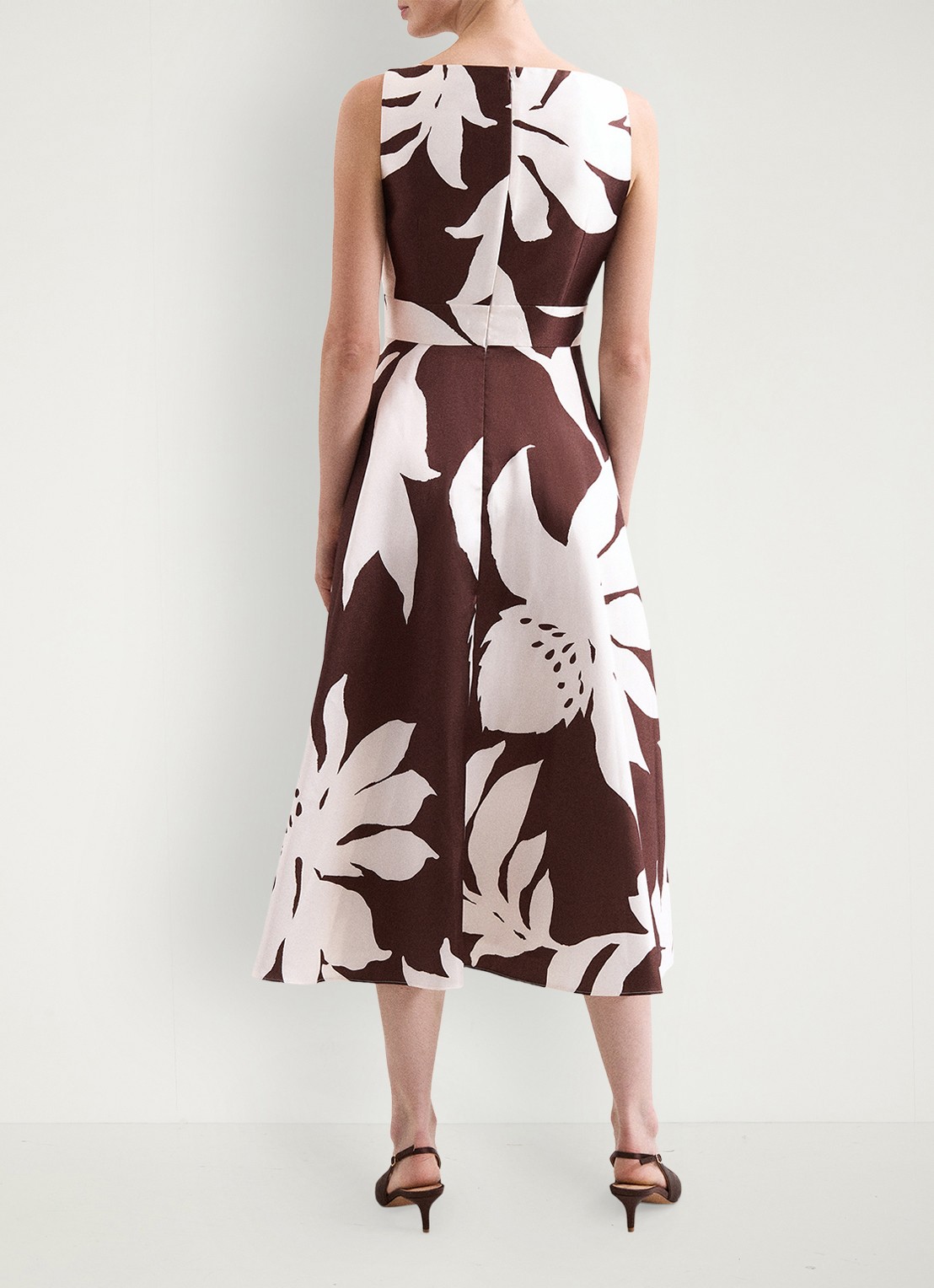 Phase Eight Delicia midi jurk met bloemenprint - achterkant 8 chocoladebruin
