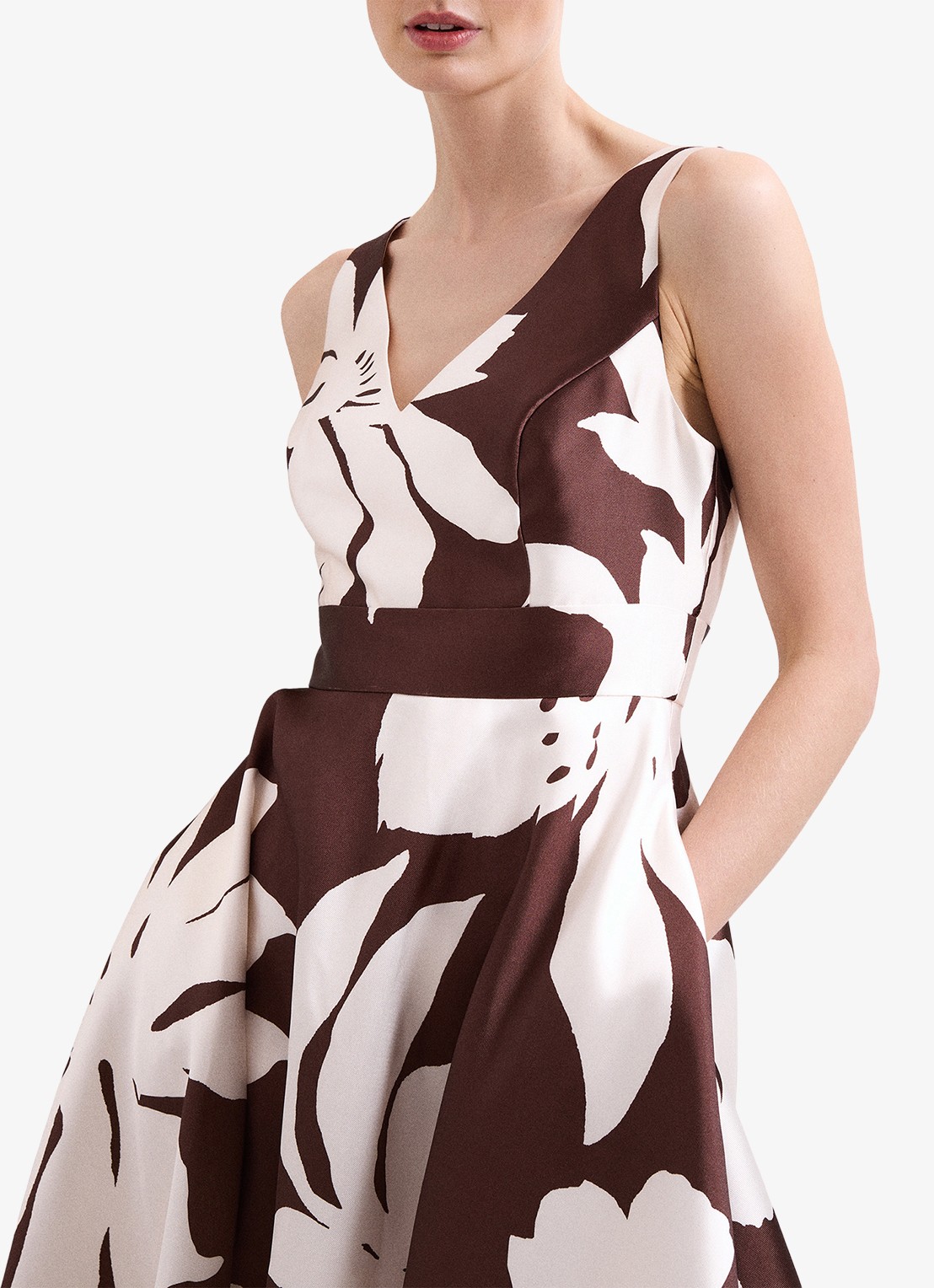 Phase Eight Delicia midi jurk met bloemenprint - detail 4 chocoladebruin