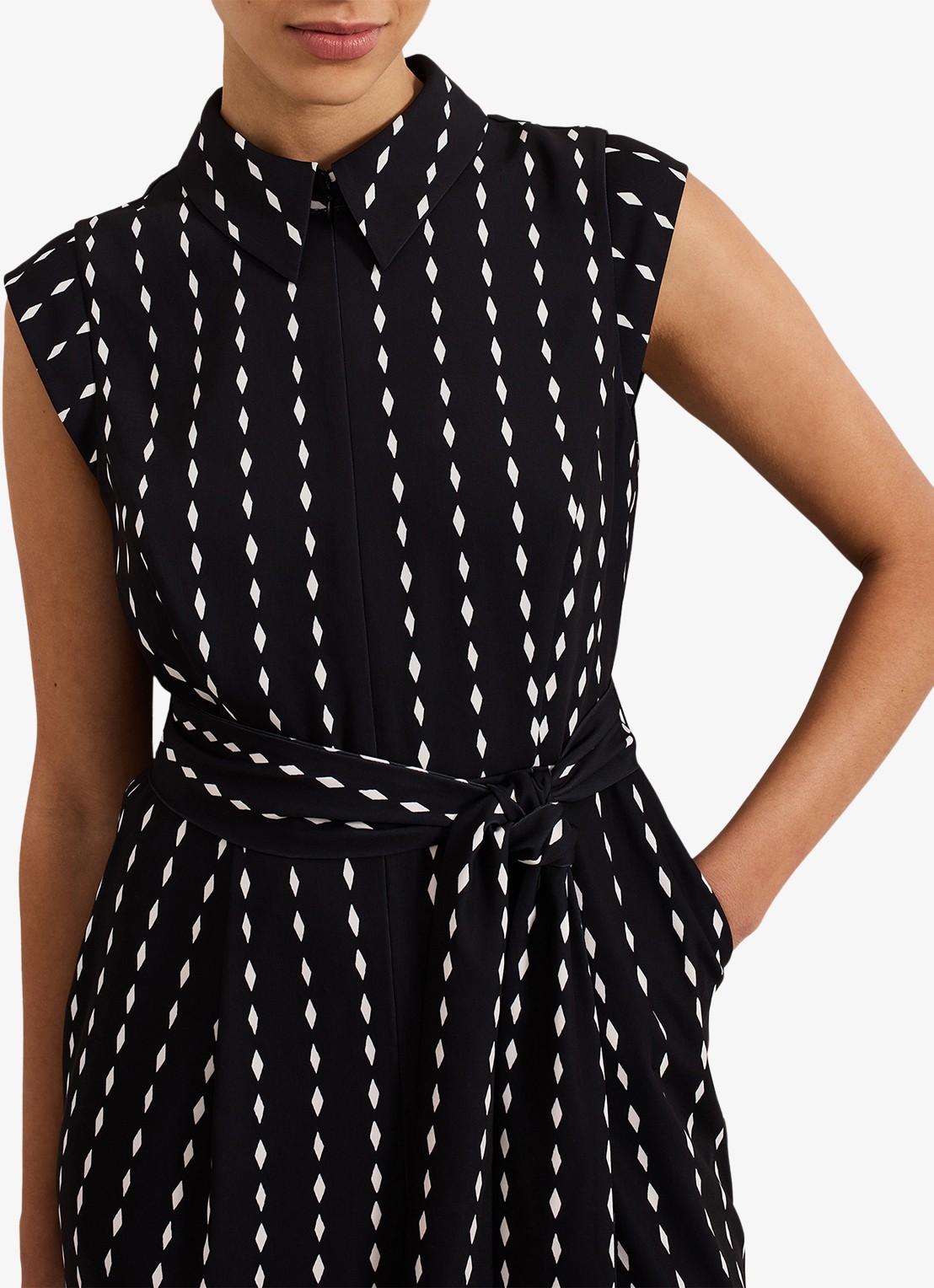 Phase Eight Delina wide fit jumpsuit met strikceintuur - detail 5 zwart