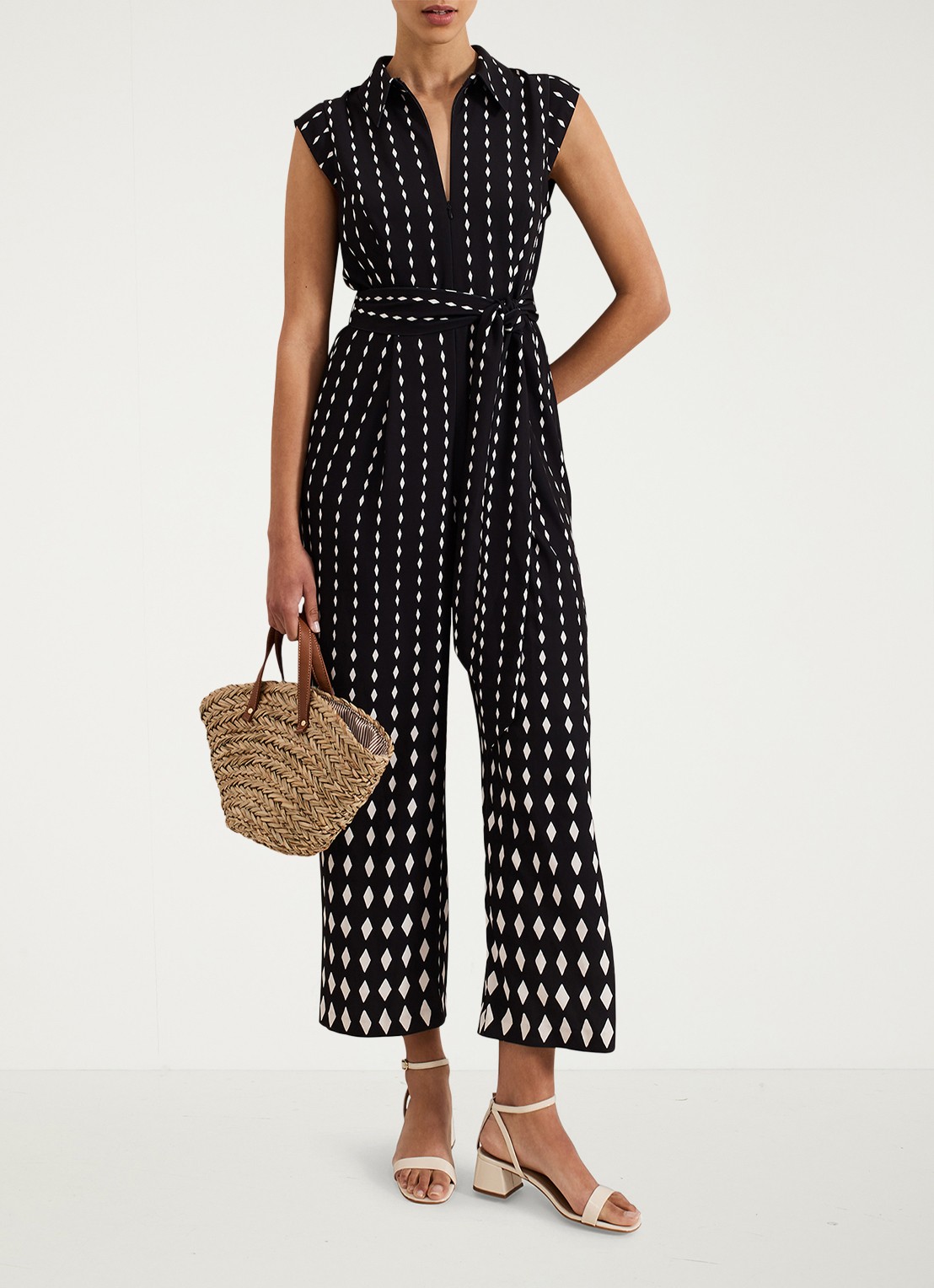 Phase Eight Delina wide fit jumpsuit met strikceintuur - voorkant 2 zwart