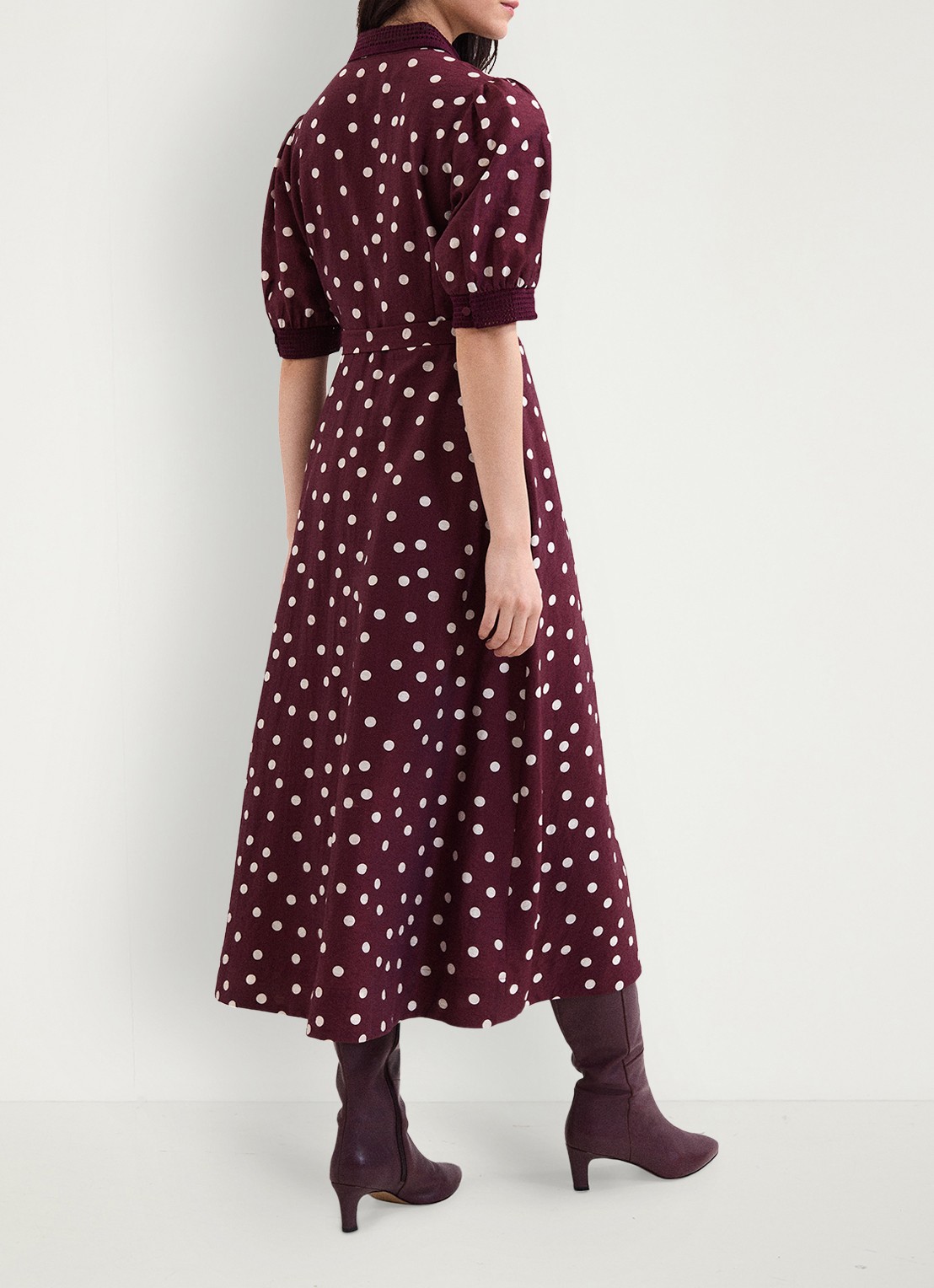 Phase Eight Delphine midi blousejurk met stippenprint en strikceintuur - achterkant 7 burgundy