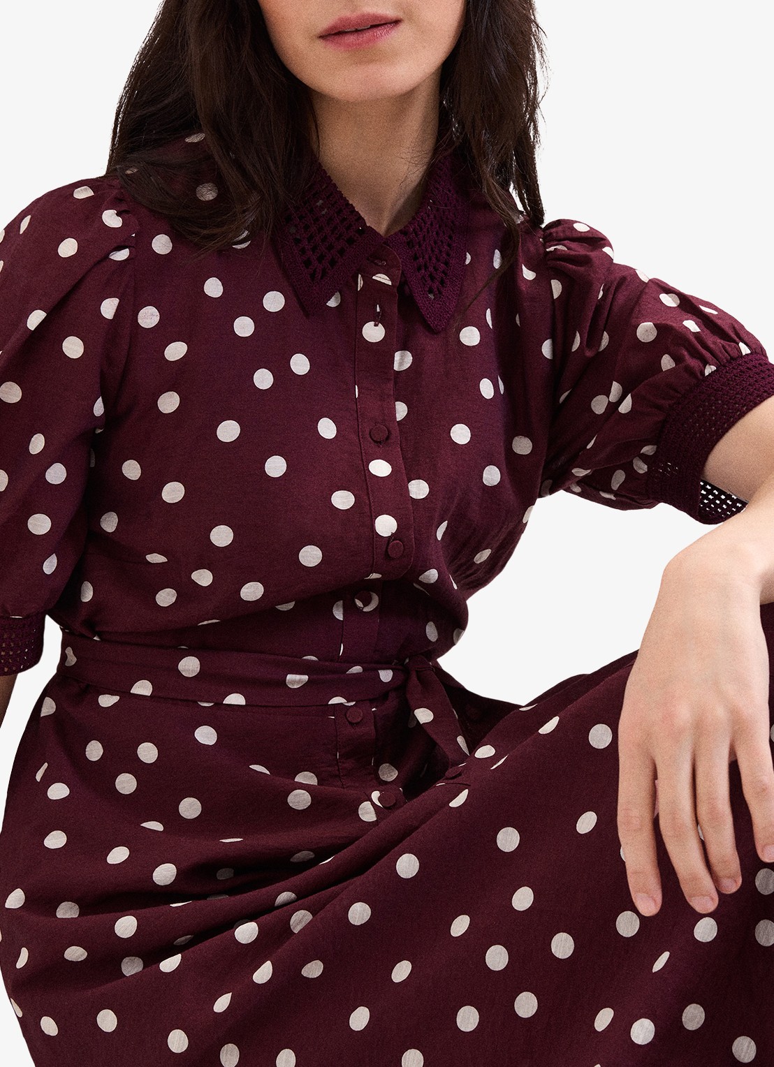 Phase Eight Delphine midi blousejurk met stippenprint en strikceintuur - detail 5 burgundy