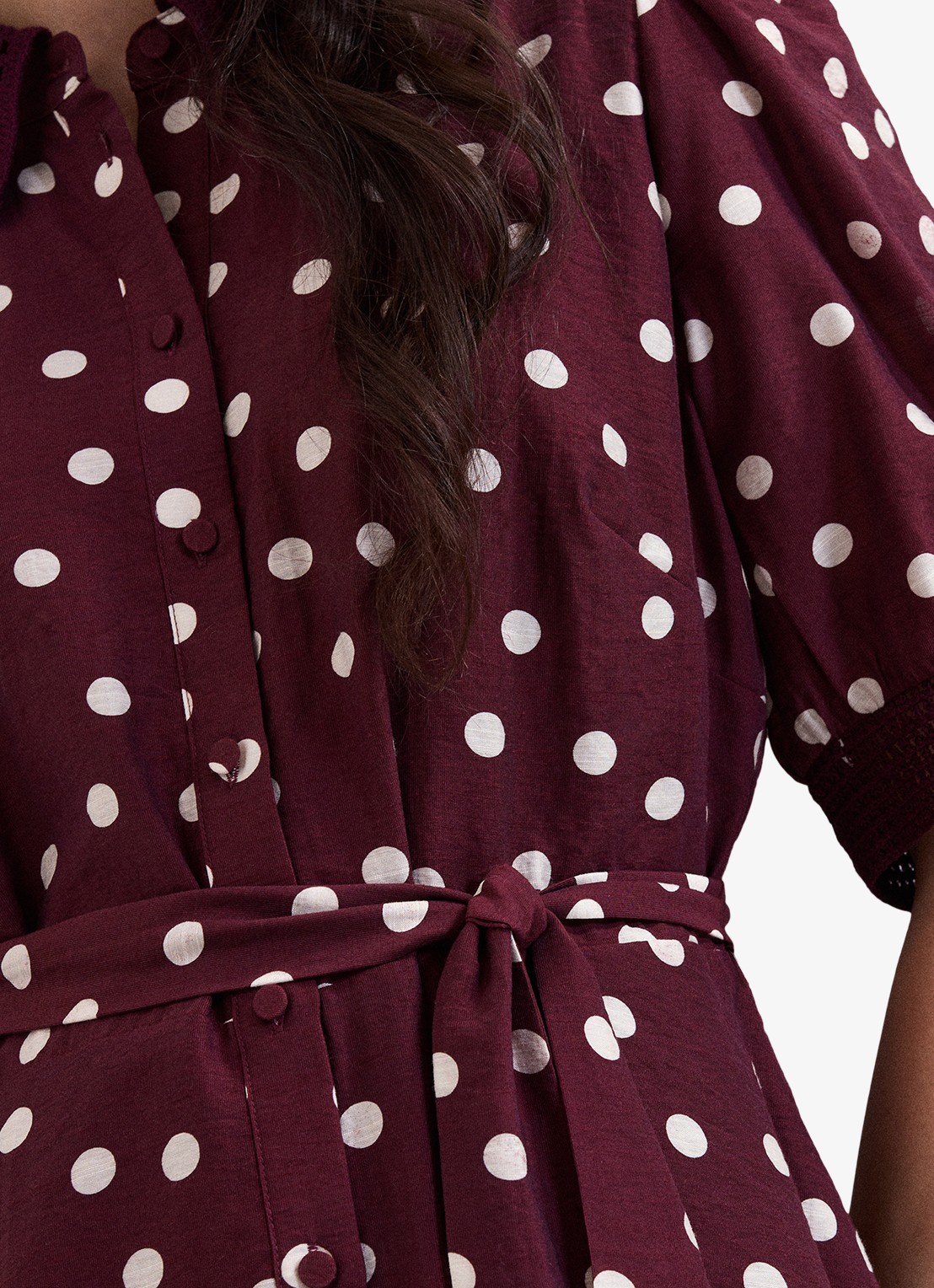 Phase Eight Delphine midi blousejurk met stippenprint en strikceintuur - detail 6 burgundy