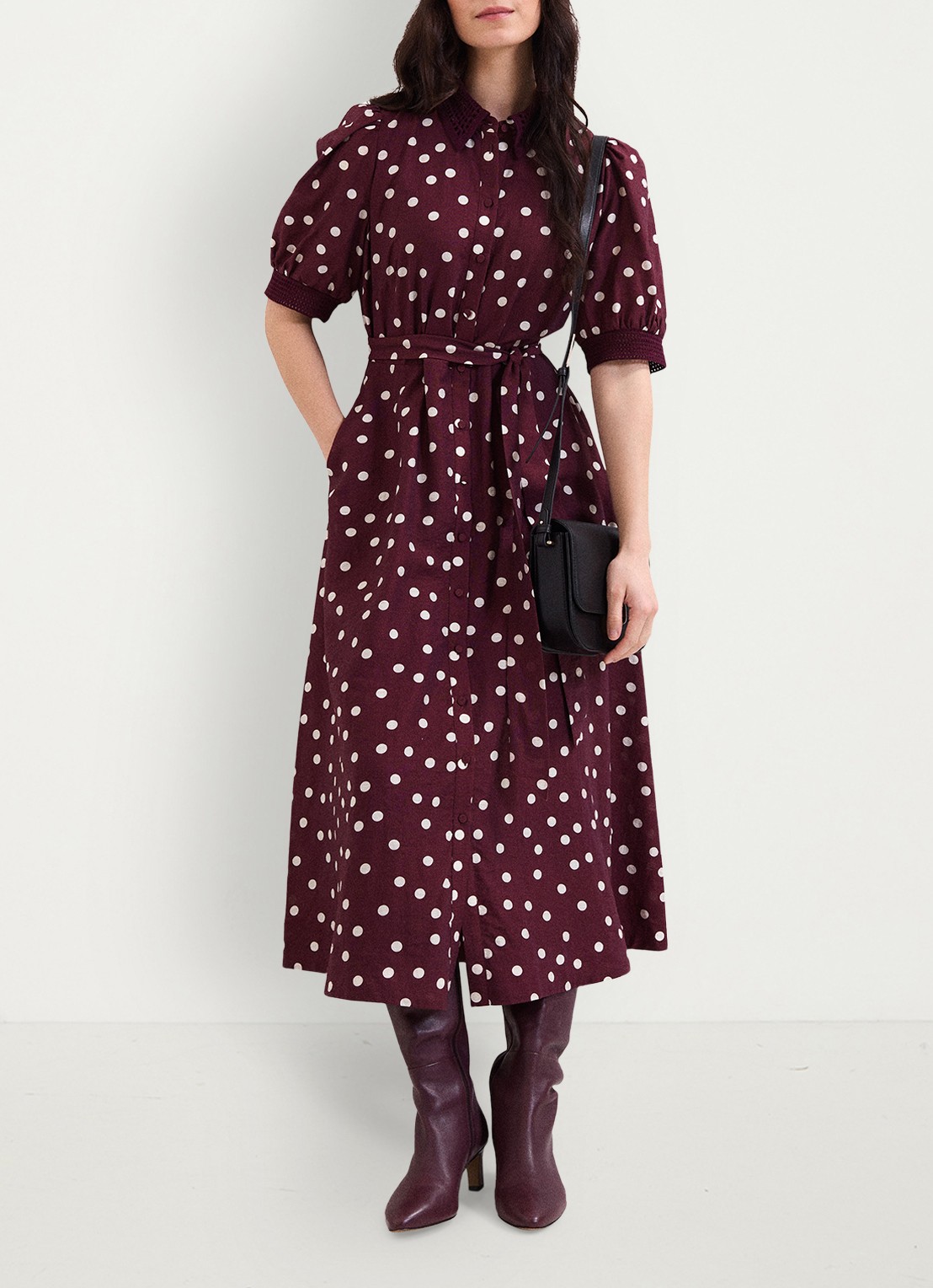 Phase Eight Delphine midi blousejurk met stippenprint en strikceintuur - voorkant 2 burgundy