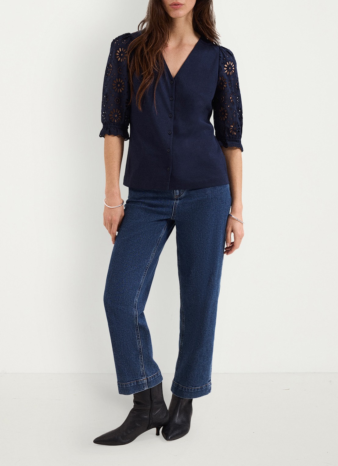 Phase Eight Eleanor top met broderie en V-hals - voorkant 2 navy