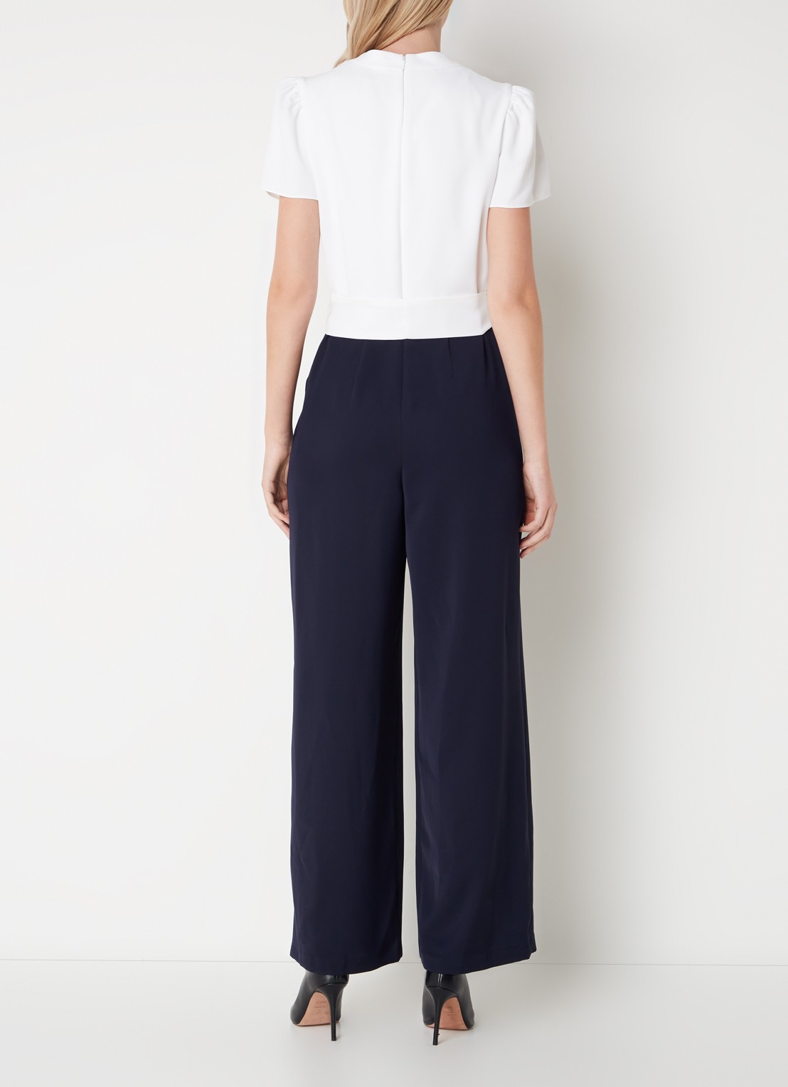 Phase Eight Eloise wide fit jumpsuit met V-hals en strikceintuur - achterkant 3 donkerblauw